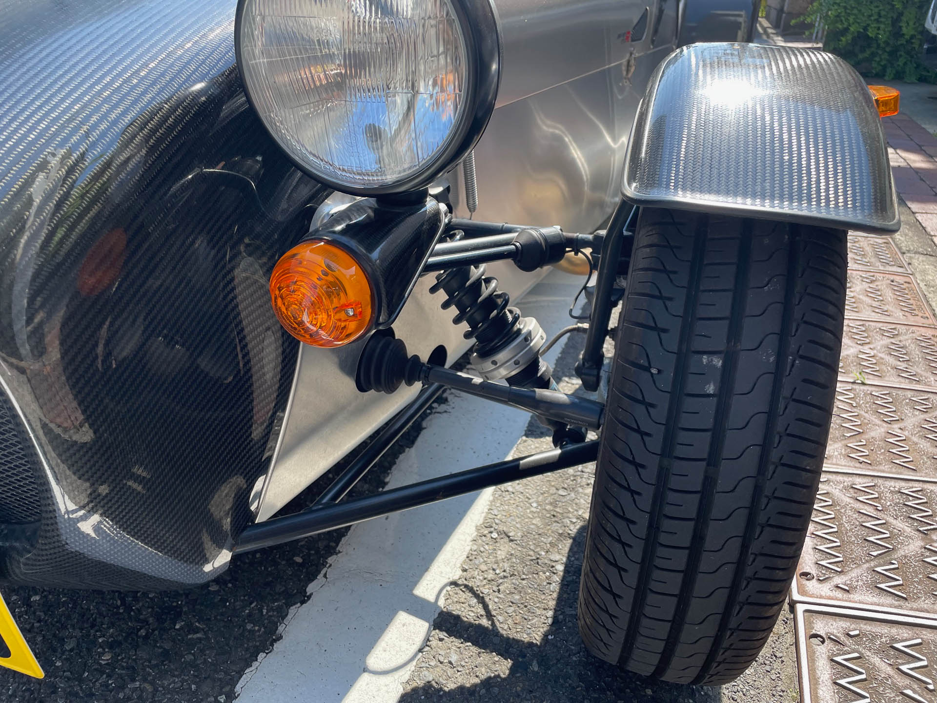 AVONタイヤはクラシックカーにはなくてはならない英国の老舗メーカー。コロナ禍で幕を閉じた。ケータハムにハイグリップタイヤは似合わない。155/65R14は軽自動車サイズだ