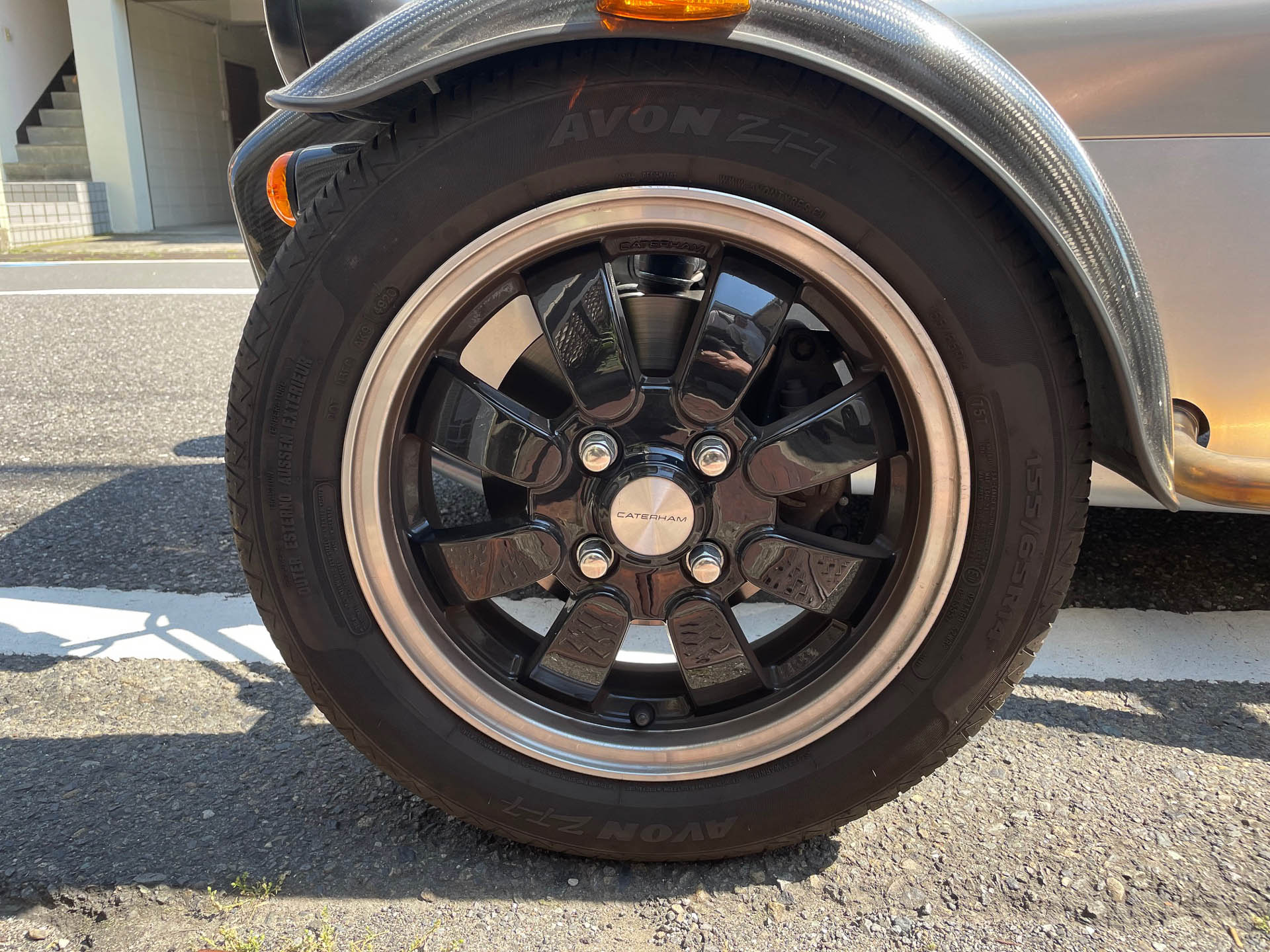 サイクルフェンダーとフロントダブルウィッシュボーン。クイックなステアリングでコーナーでフェンダーが手の動きに反応して面白い眺めだ