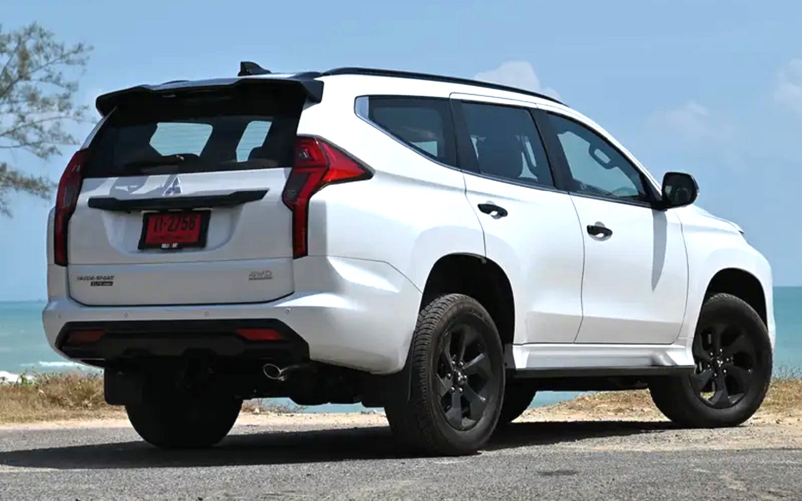 三菱自動車「パジェロスポーツ」