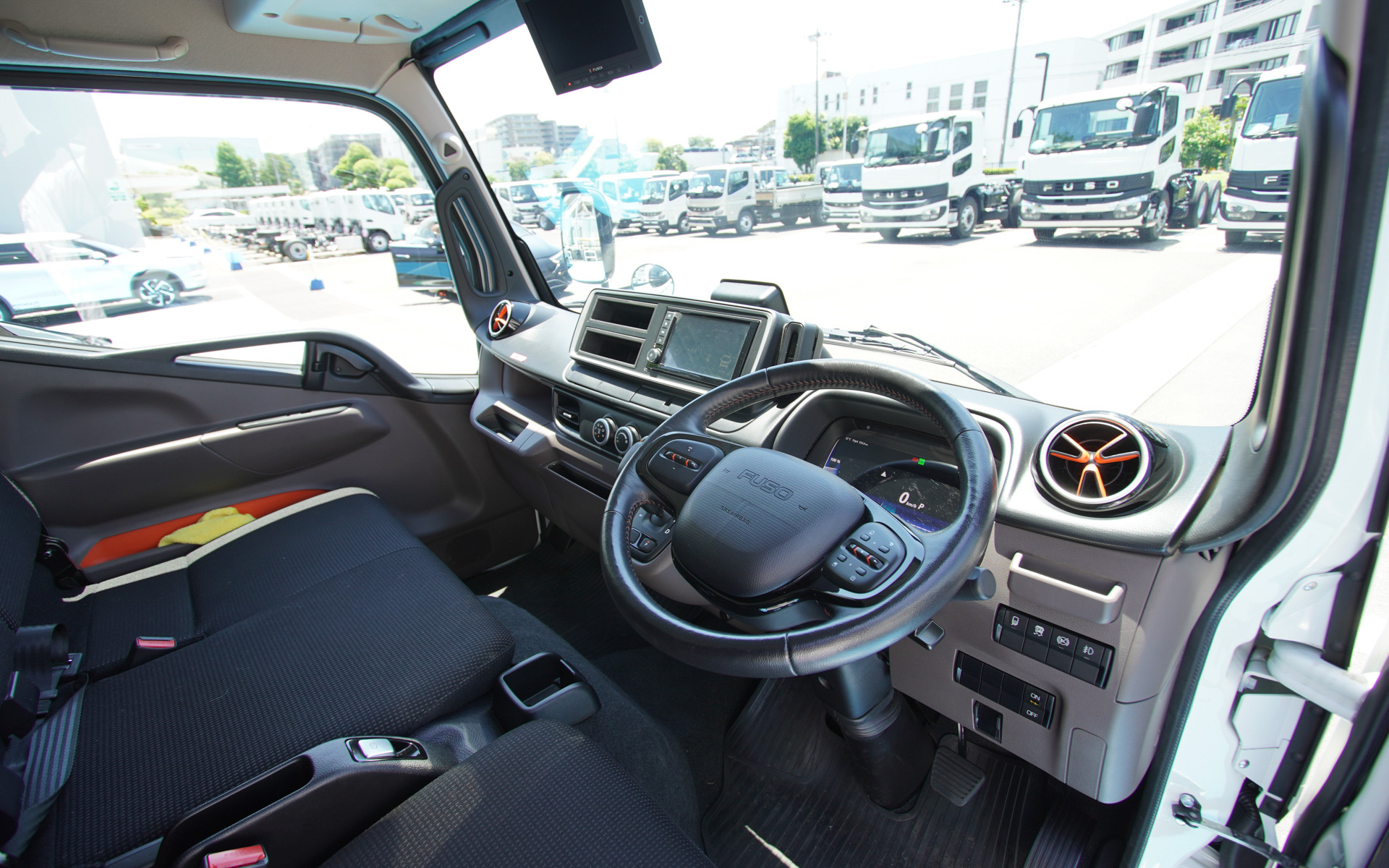 運転席。オレンジの差し色を取り入れたインテリアになっている