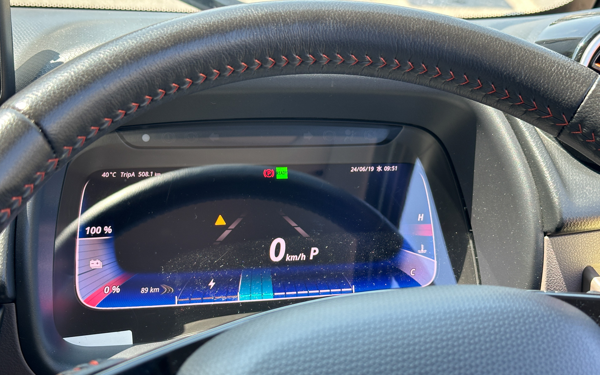 液晶ディスプレイのメーターパネルも通常のキャンターにも用意される