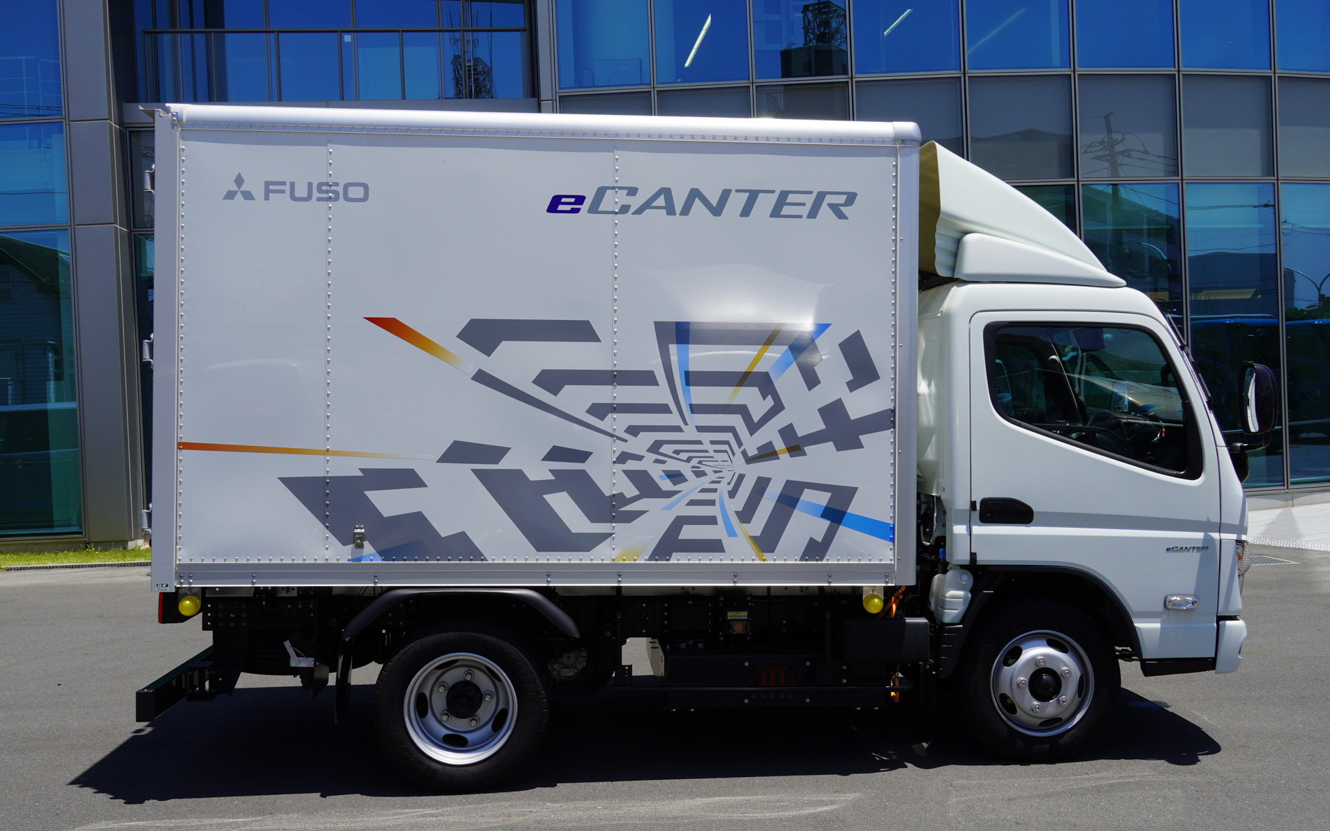 試乗したeキャンターのドライバン仕様。宅配便の個別配送に使われるトラックはこのサイズ