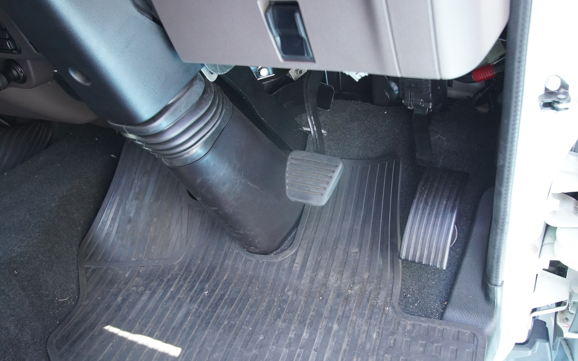 eキャンターのペダルは2ペダル