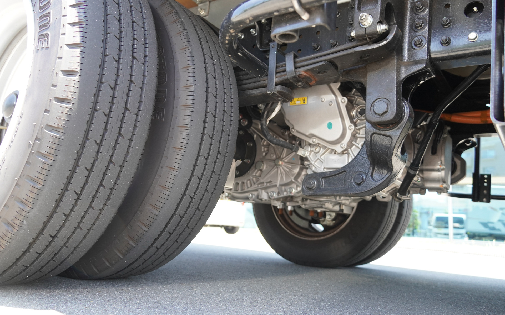 電動アクスルを後輪に搭載し、電気モーターからロスなく駆動する