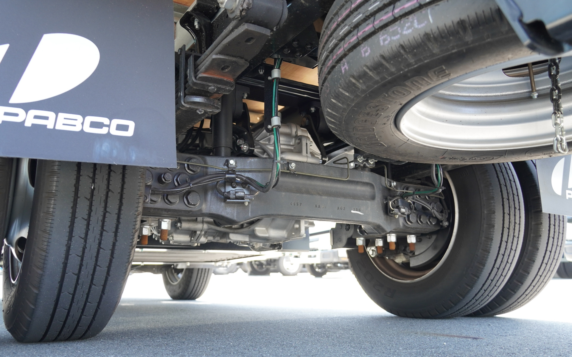 後方から電動アクスル部分を見たところ。マフラーはじめ排出ガス関連の装備は一切ない