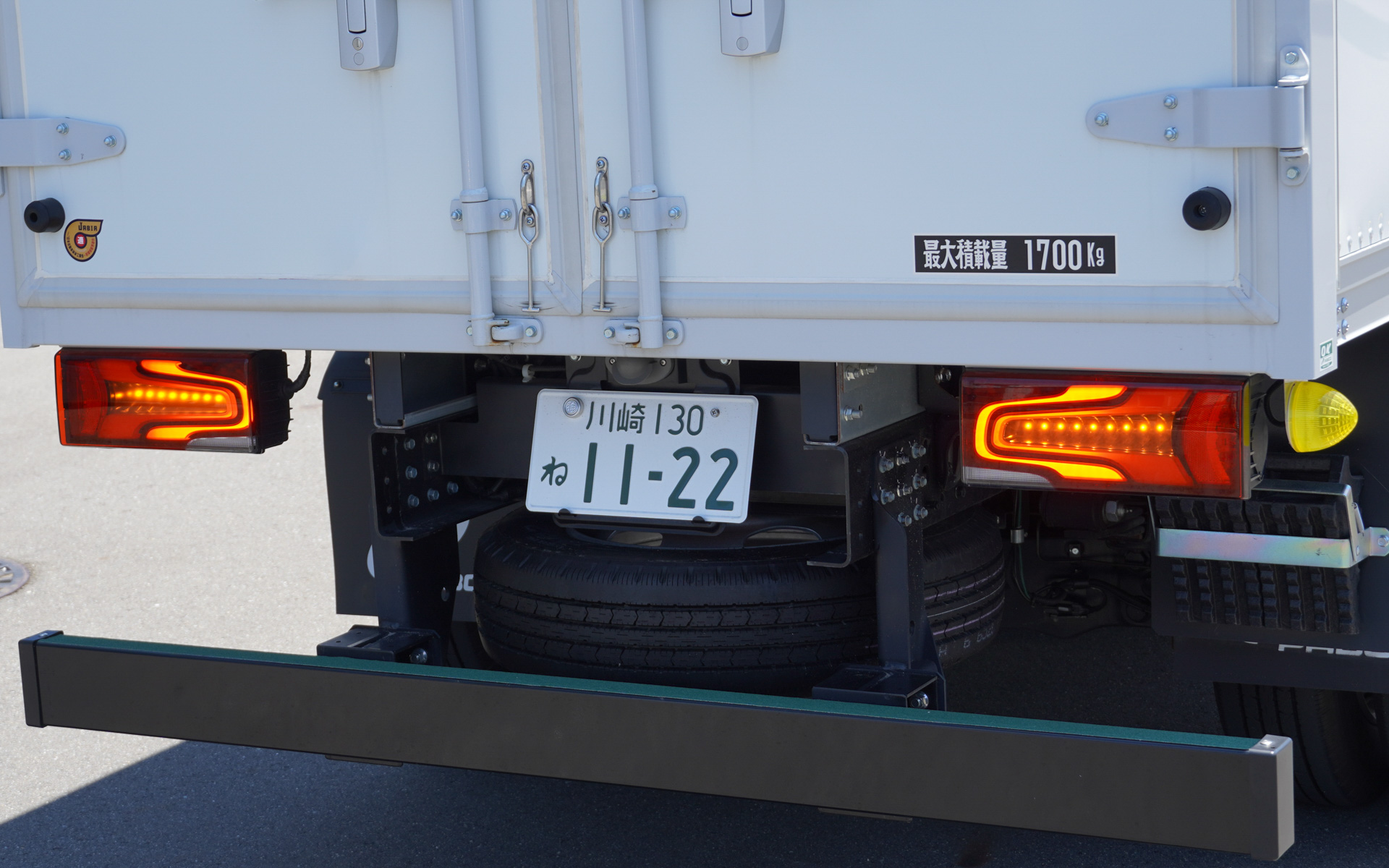 テールランプ類はLED。当然ながら排気用のテールパイプはない