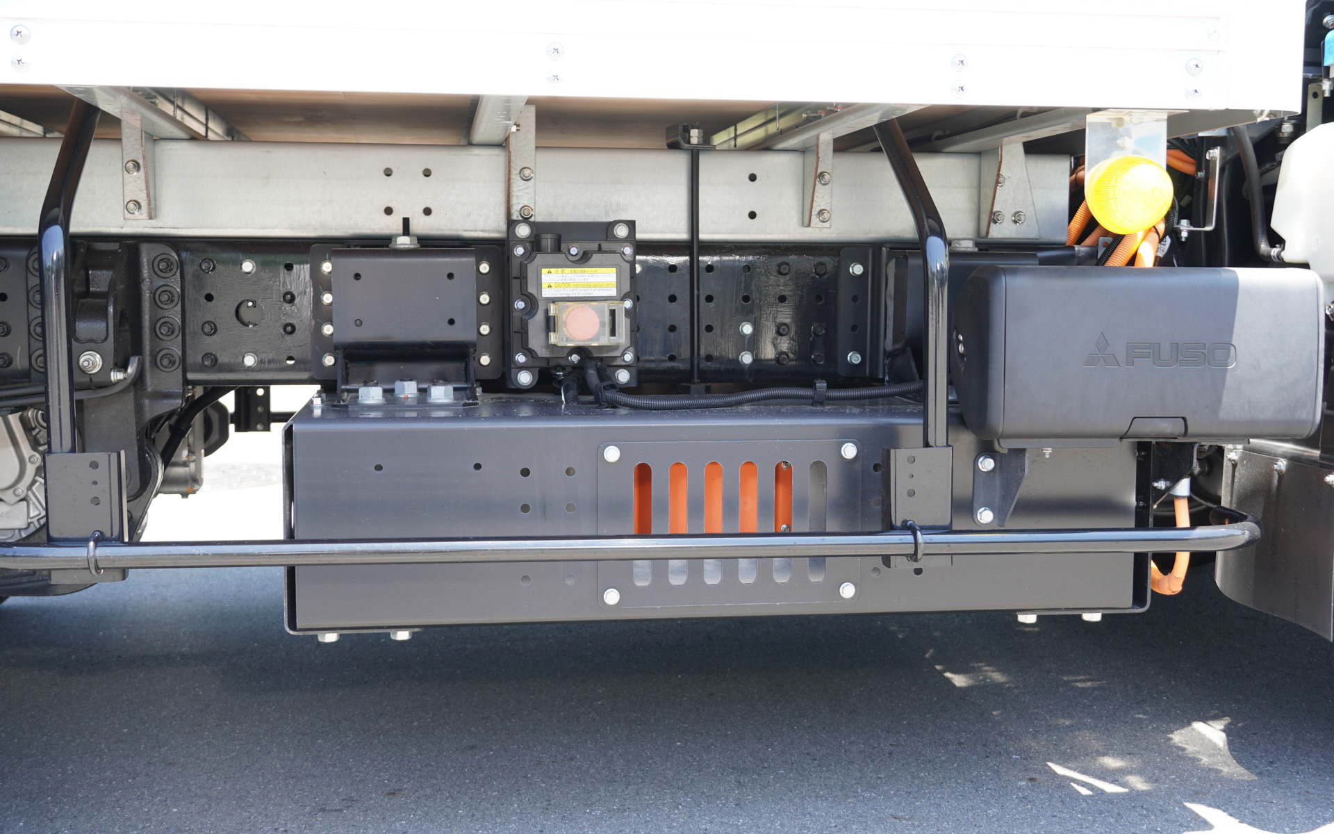 バッテリは1個搭載。ホイールベース長によっては最大3個まで搭載できる