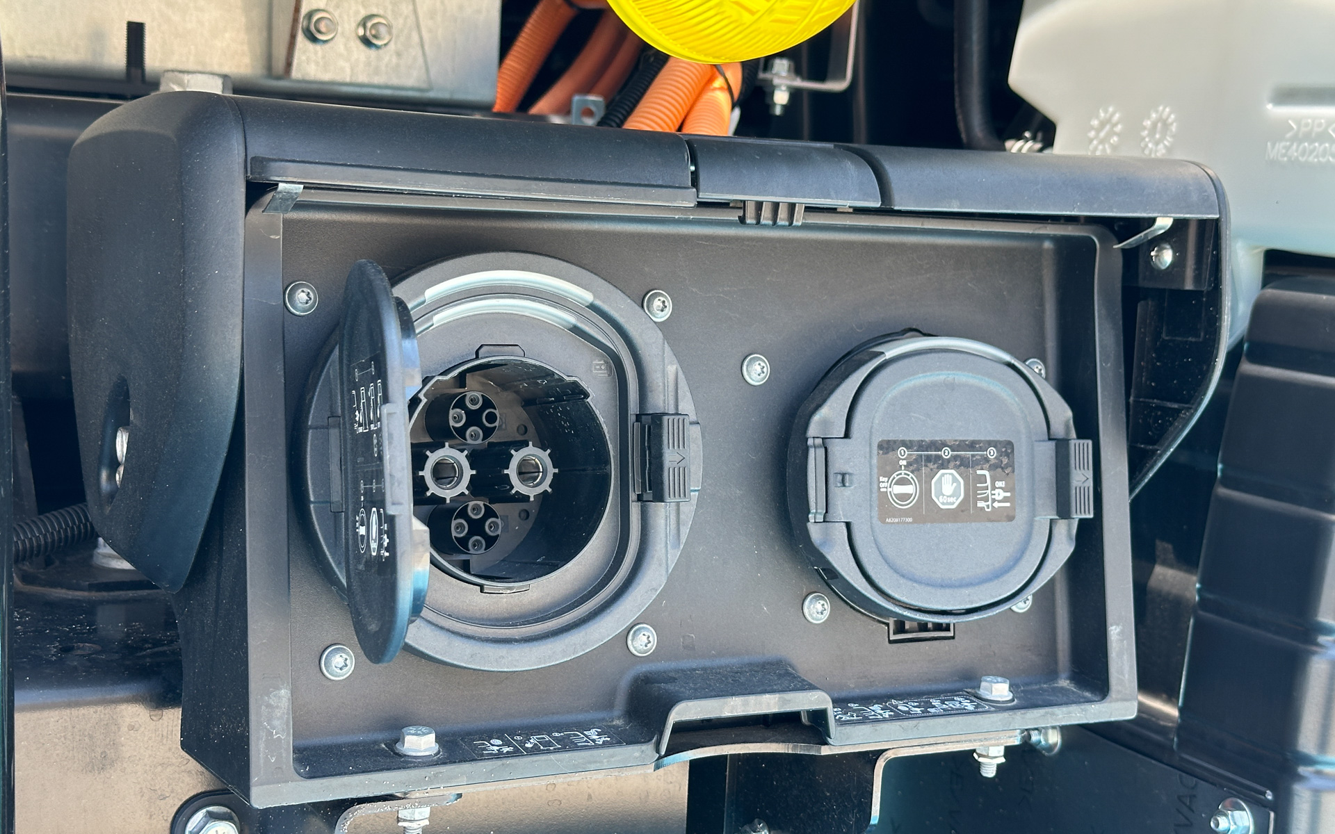 充電ポートは左側の急速充電用と、右側の普通充電用がある。普通充電は6kWまで対応