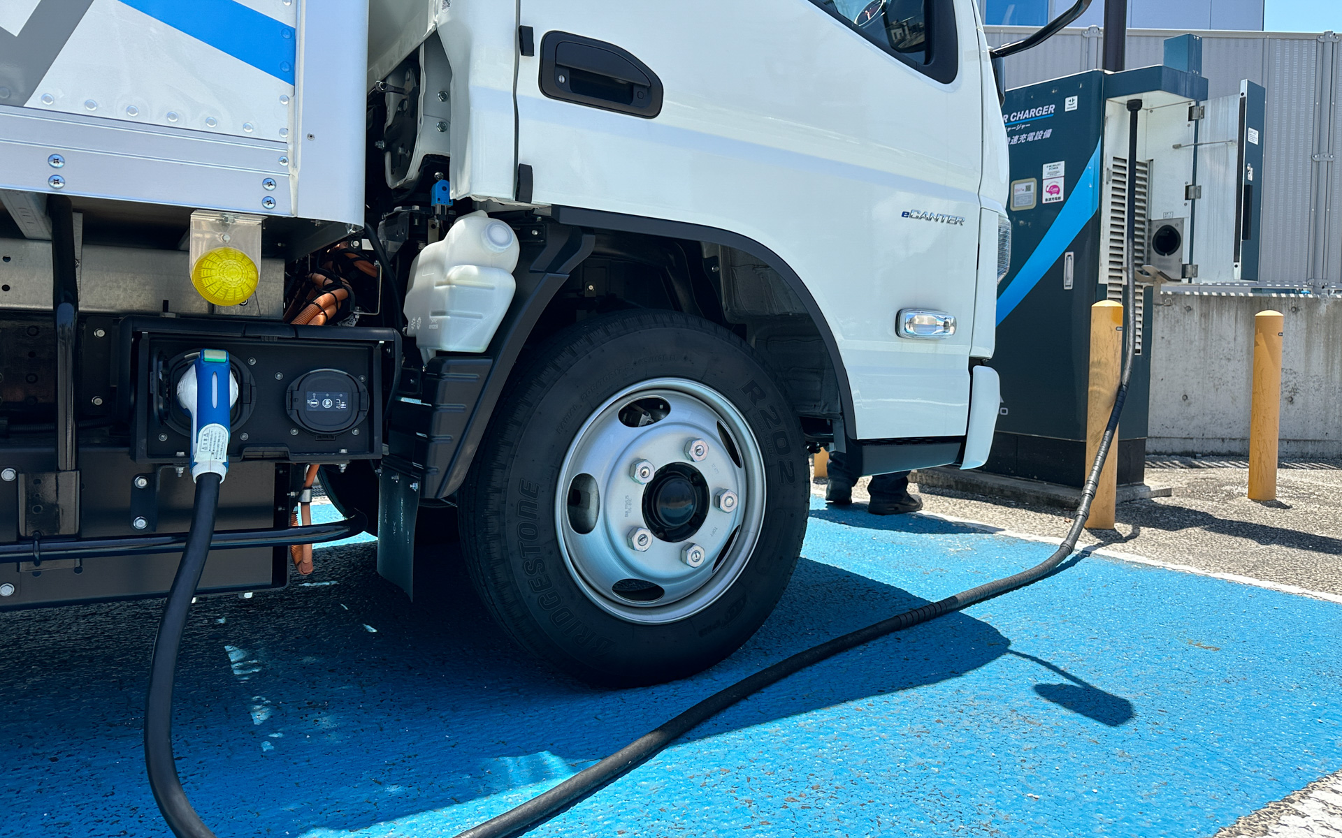 急速充電のときの充電ケーブル。前側にある充電スポットではケーブルの長さが必要になる