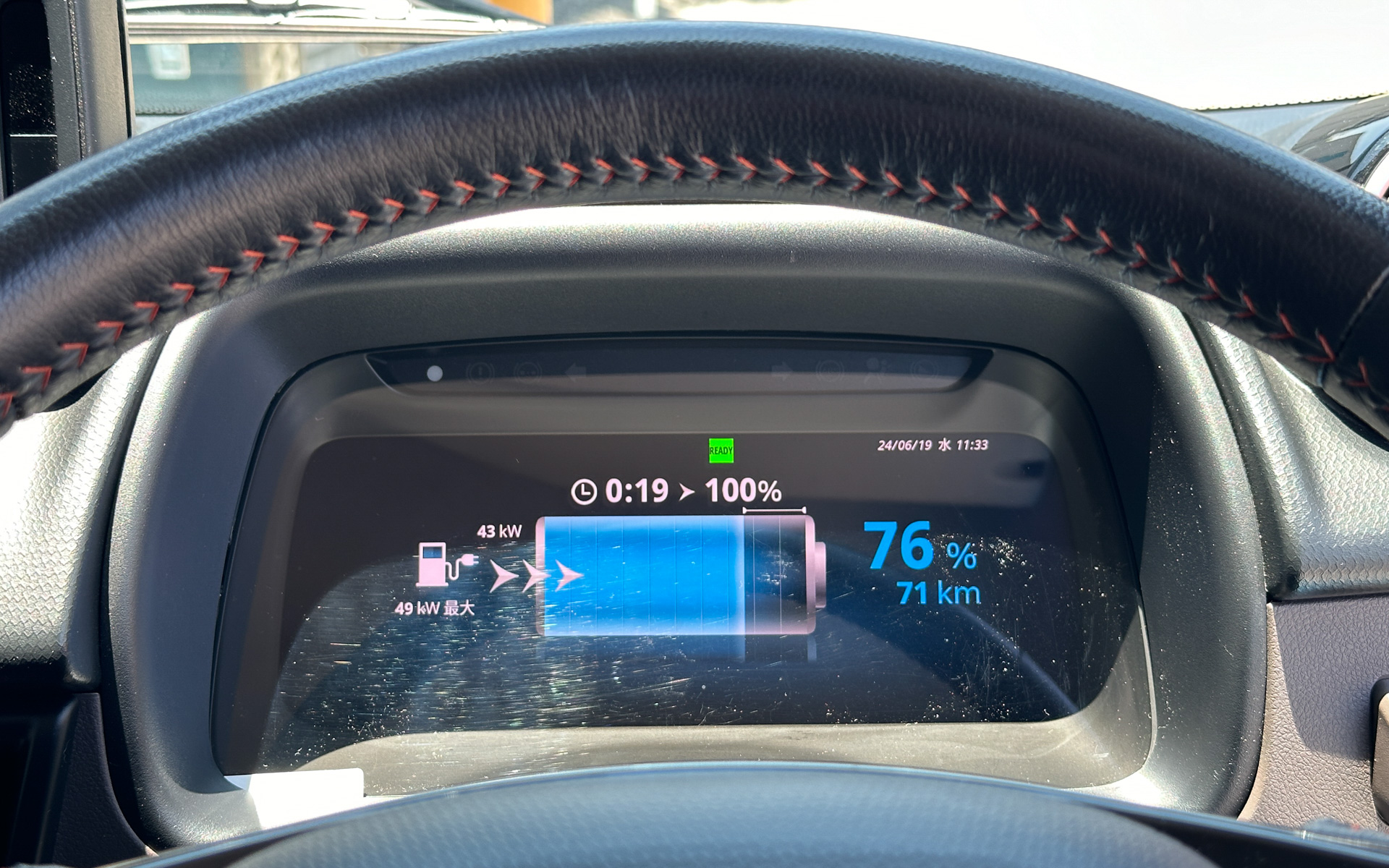 急速充電中のメーターパネル。100％までの充電完了時間が表示される