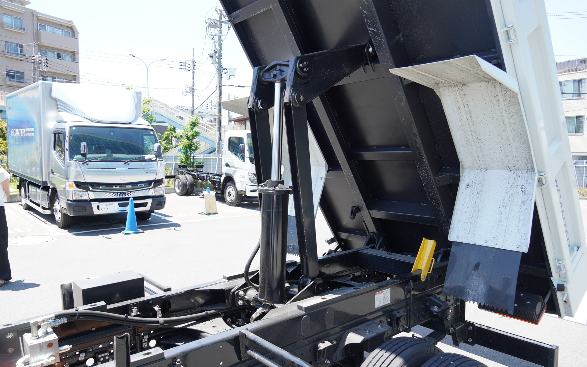 ダンプの荷台は油圧で上げる