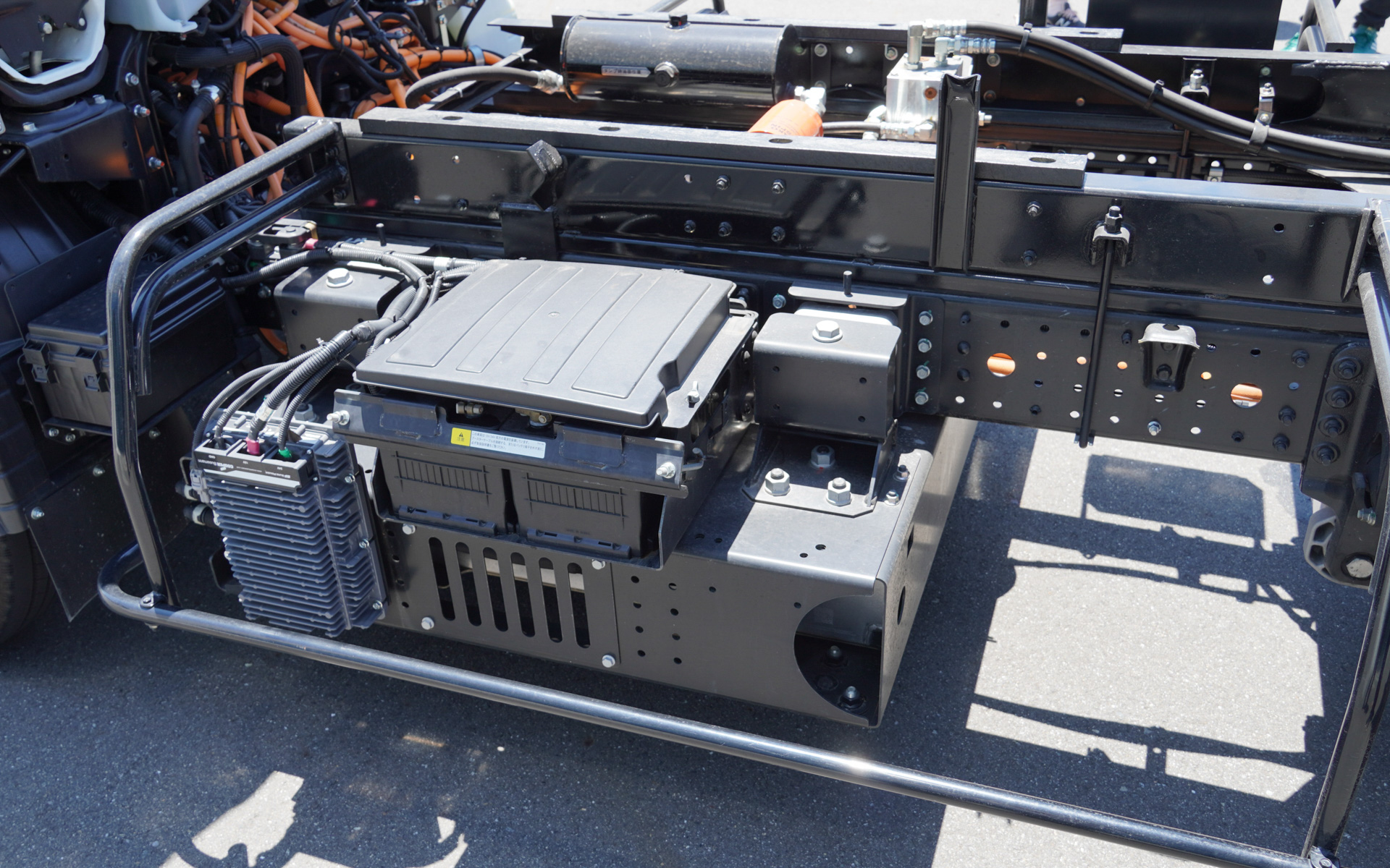 走行用バッテリのほか、補機類のバッテリは左側にある