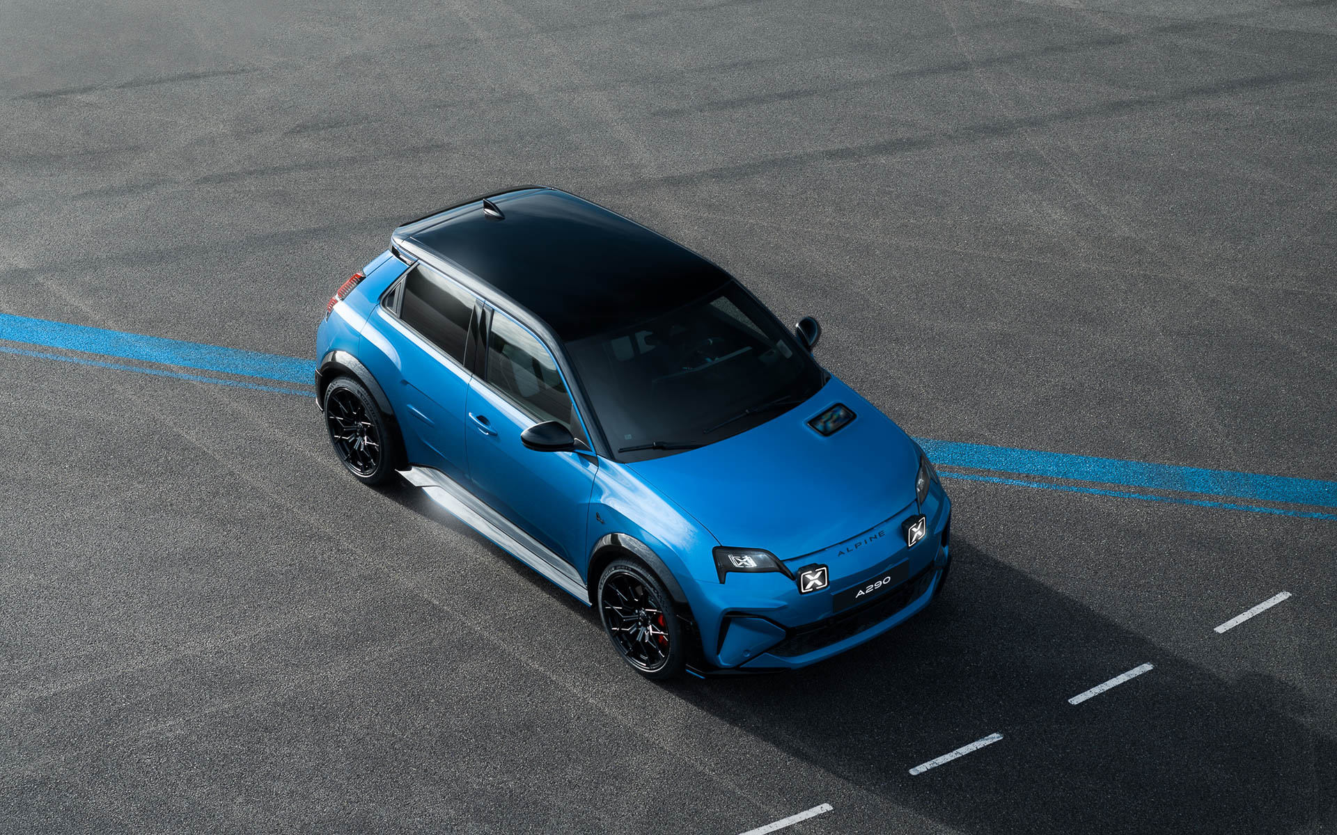 バッテリ容量は52kWh。欧州仕様値の最高出力は130kW（180HP）～160kW（220HP）、最大トルクは285Nm～300Nm、0-100km/h加速は6.4秒～7.4秒（グレードによる）としている