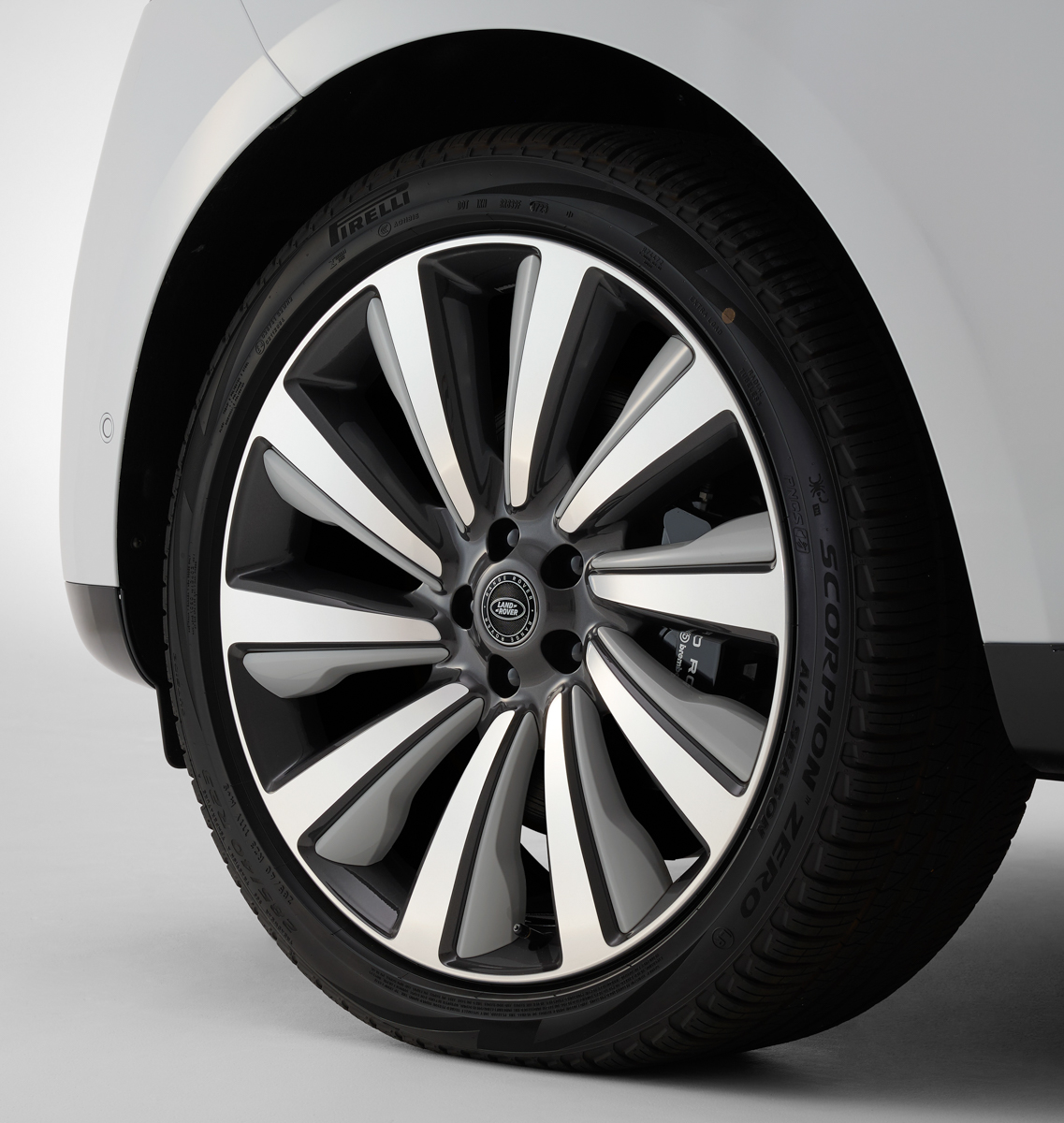 レンジローバー SV BESPOKE 1858 EDITION用、23インチ“スタイル 1077”アロイホイール（グロスダークグレイ、コントラストダイヤモンドターンドフィニッシュ＆ビスポークライトグレイグロスインサート、鍛造）