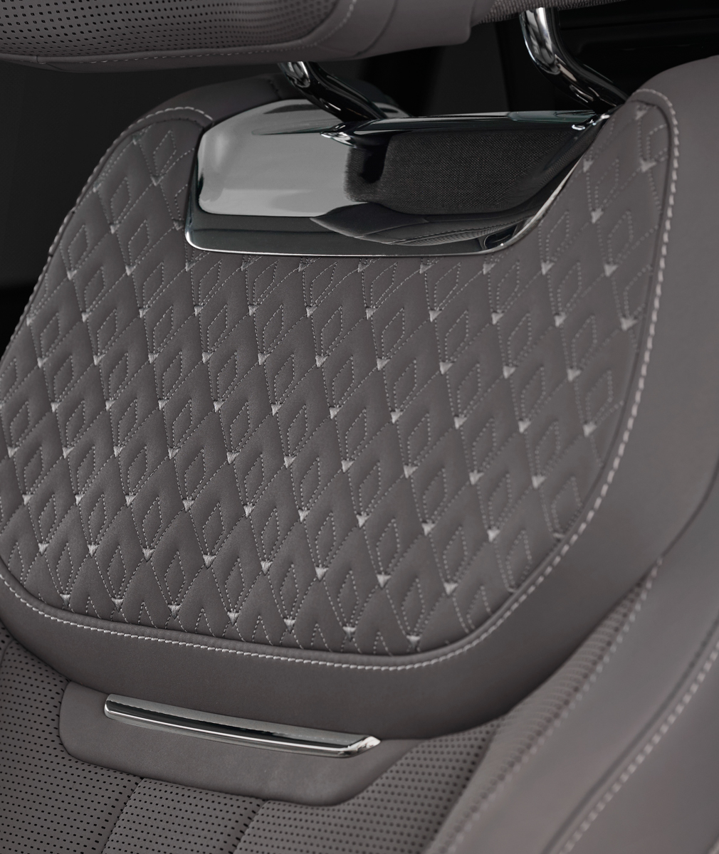 シートのショルダー部分にはオリジナルデザインの刺繍が施される