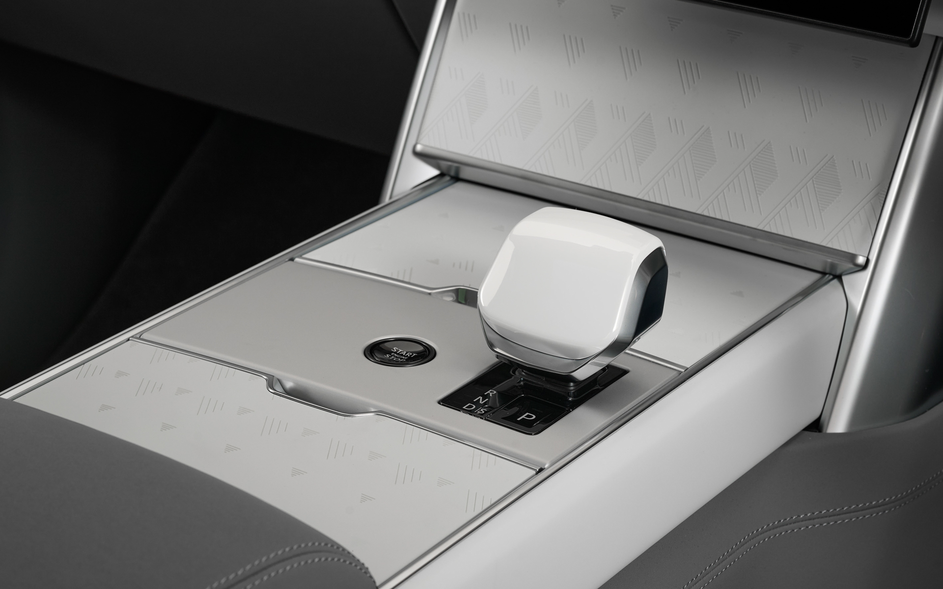 トリムフィニッシャーやシフトコントロールはホワイト