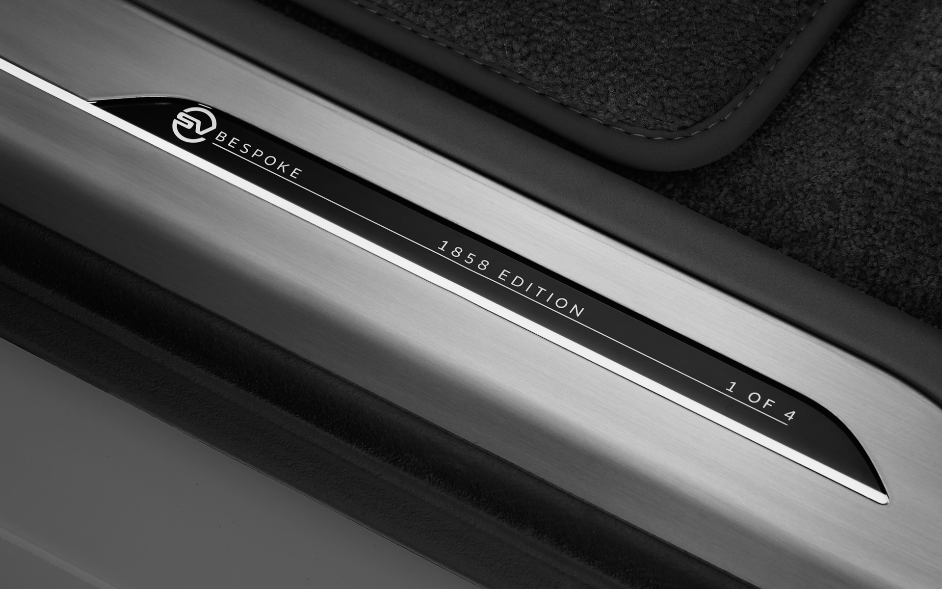 トレッドプレートには限定生産台数を示す数値が入る