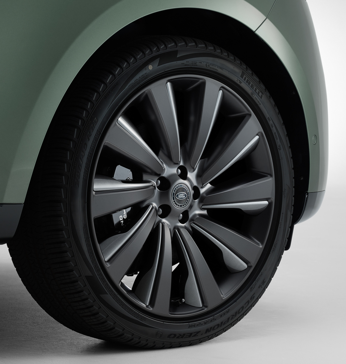 レンジローバー SV BESPOKE BALMORAL EDITION用、23インチ“スタイル 1077”アロイホイール（サテンブラック、サテンダークグレイコントラストフィニッシュ＆ビスポークグレイグロスインサート、鍛造）