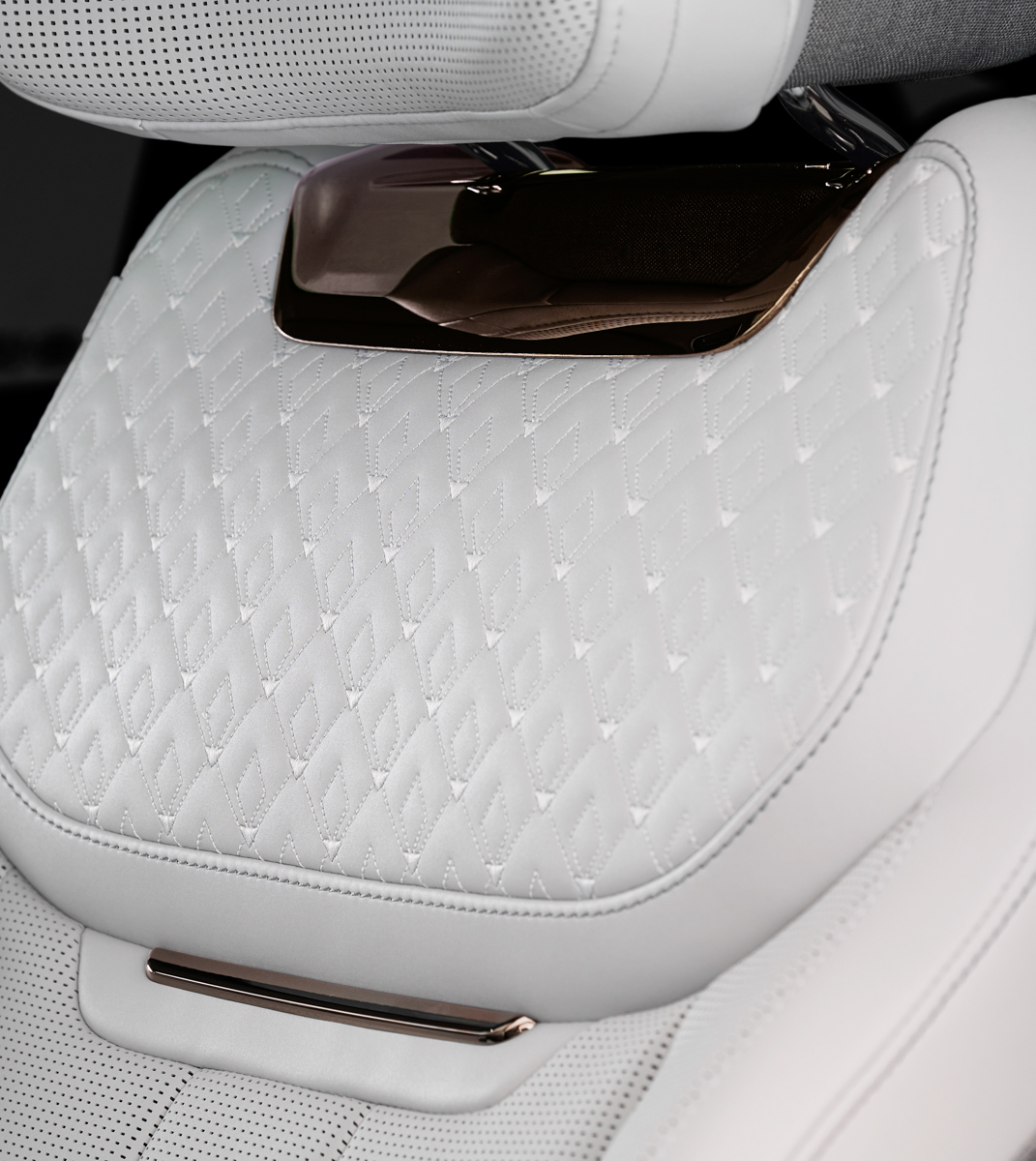 「1858 EDITION」同様にシートのショルダー部分にはオリジナルデザインの刺繍が施される