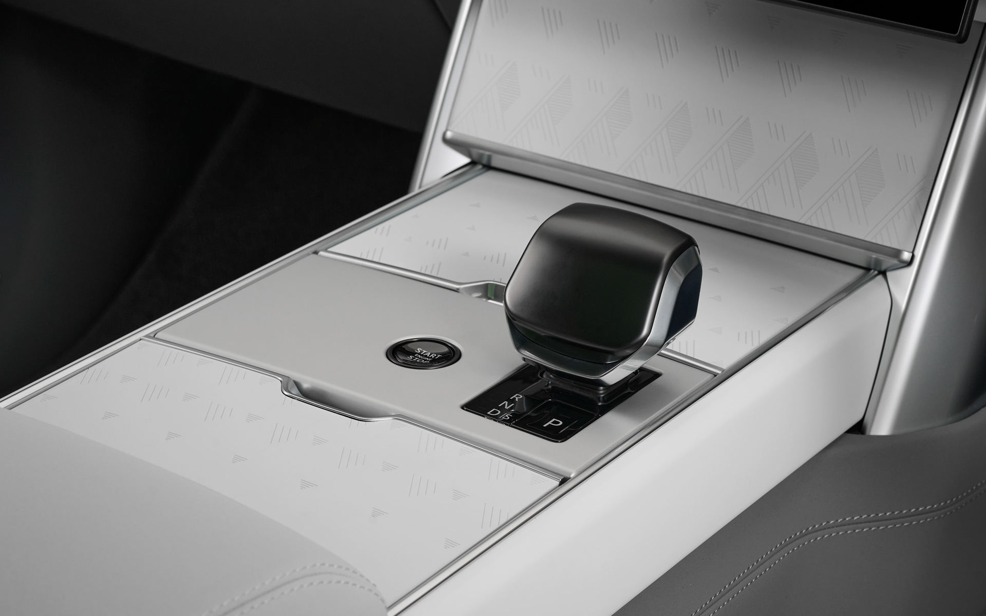 レンジローバー SV BESPOKE BALMORAL EDITIONのシフトまわり