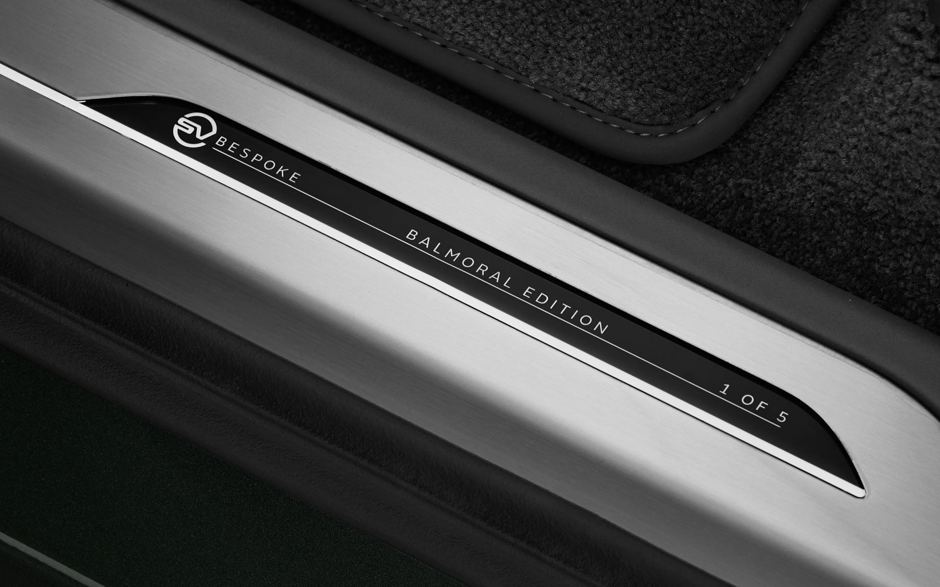 トレッドプレートには限定生産台数を示す数値が入る