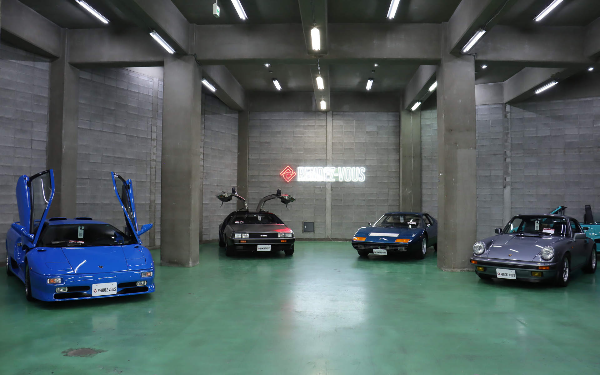 1階フロアは13台分の駐車スペースとなっている