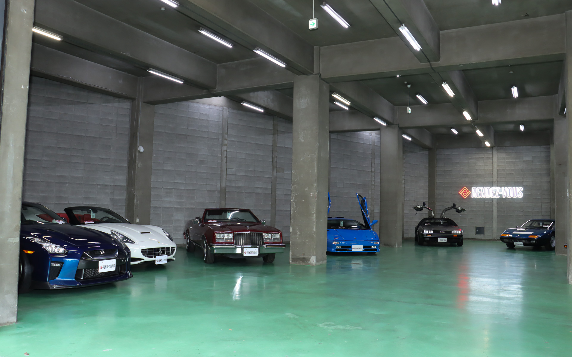 1階フロアは13台分の駐車スペースとなっている