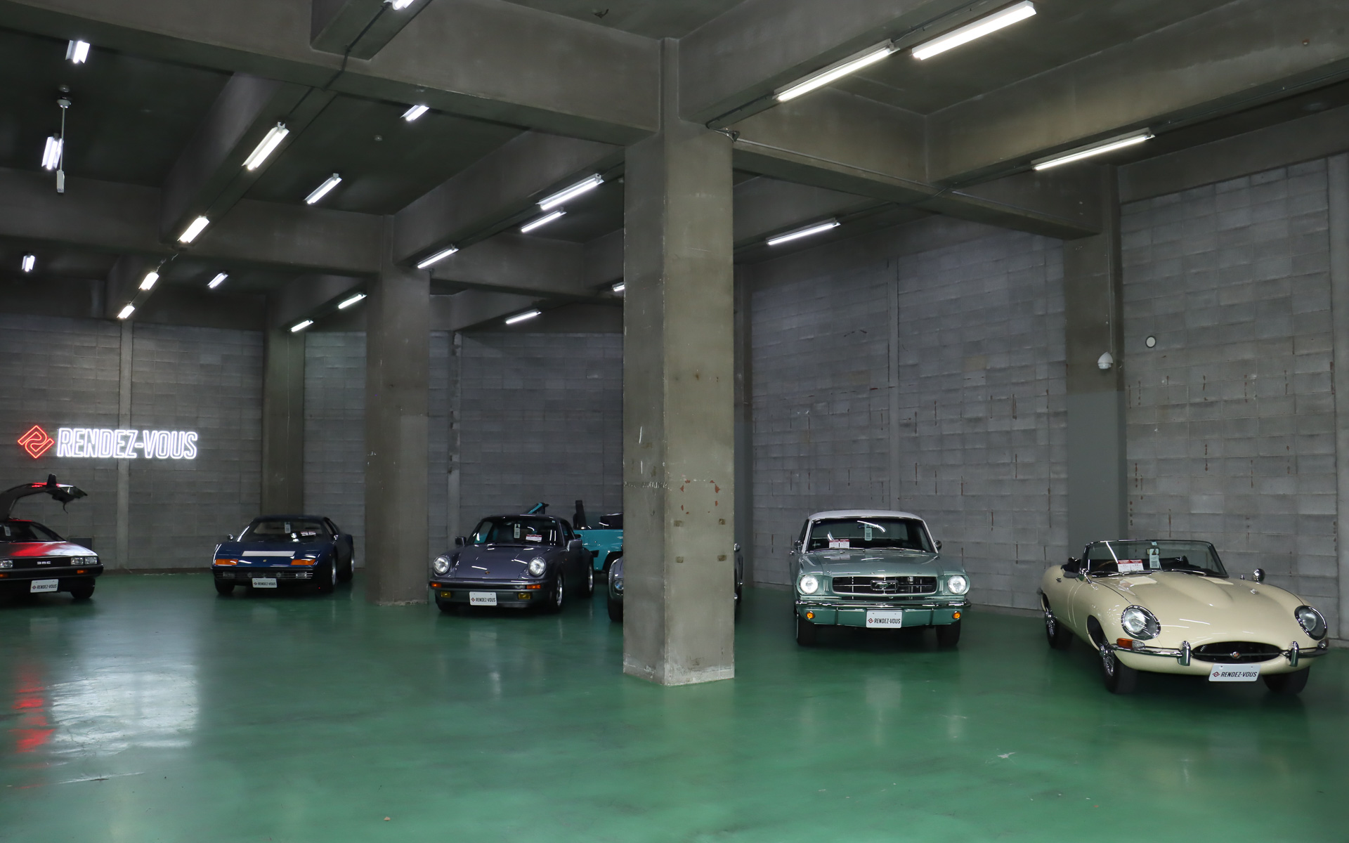 1階フロアは13台分の駐車スペースとなっている