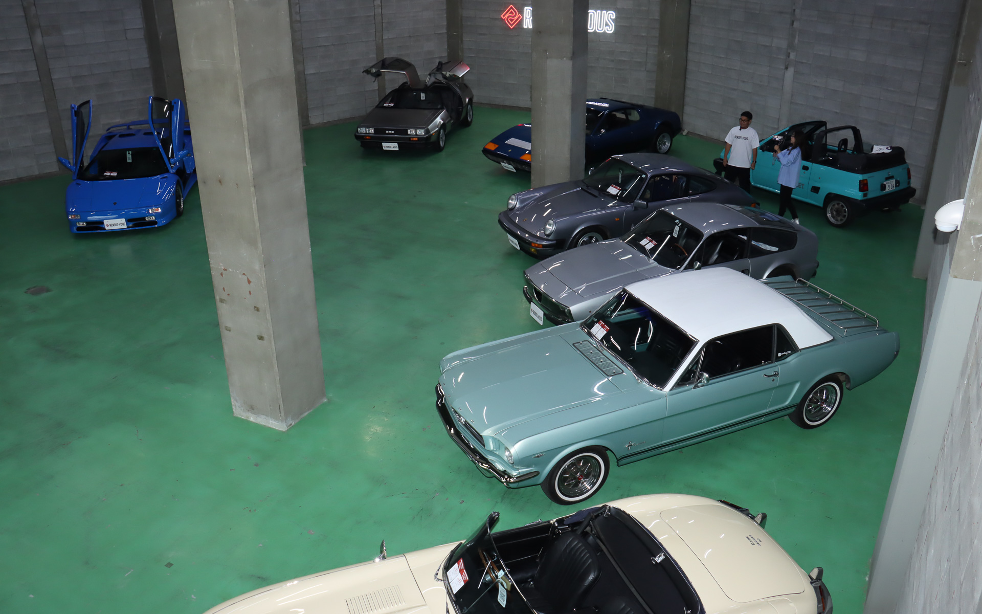 1階フロアは13台分の駐車スペースとなっている