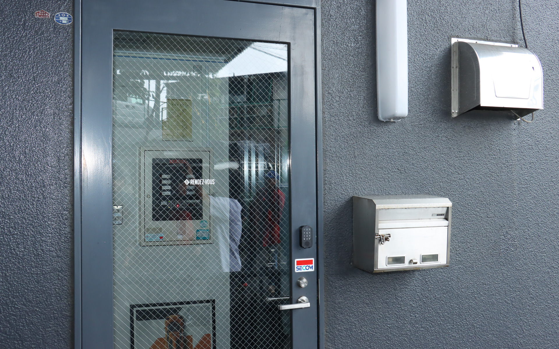 Yokohama Baseには外扉と内扉の2か所で指紋認証、またはスマートフォン認証でロックを解除するセキュリティを用意