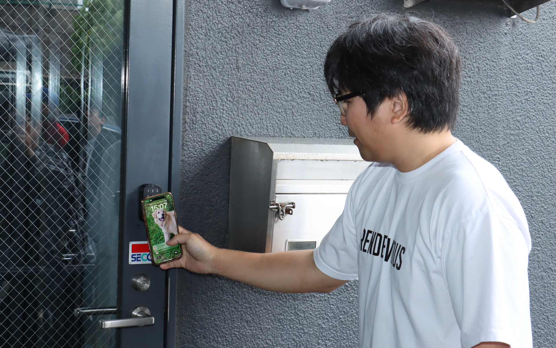 Yokohama Baseには外扉と内扉の2か所で指紋認証、またはスマートフォン認証でロックを解除するセキュリティを用意