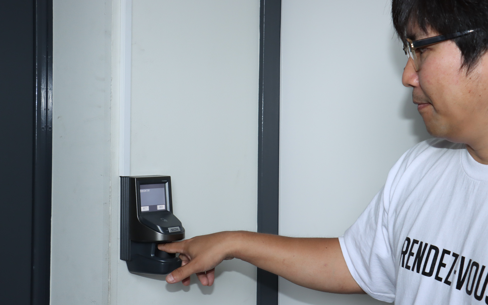 Yokohama Baseには外扉と内扉の2か所で指紋認証、またはスマートフォン認証でロックを解除するセキュリティを用意