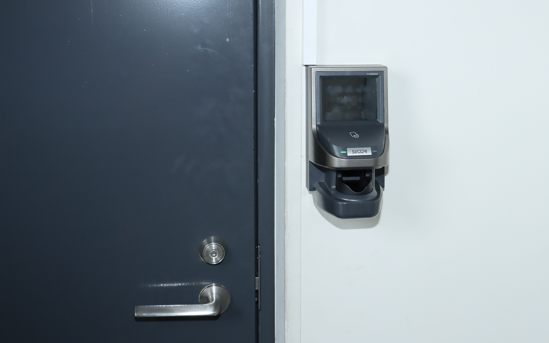 Yokohama Baseには外扉と内扉の2か所で指紋認証、またはスマートフォン認証でロックを解除するセキュリティを用意