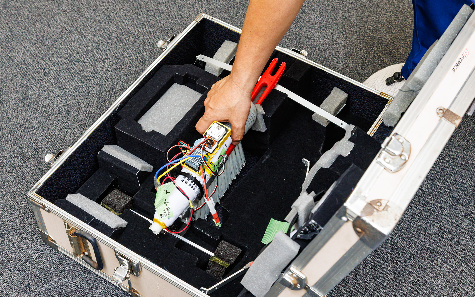 1.5号機（DEN-RACE Solo）は重々しいケースの中から登場