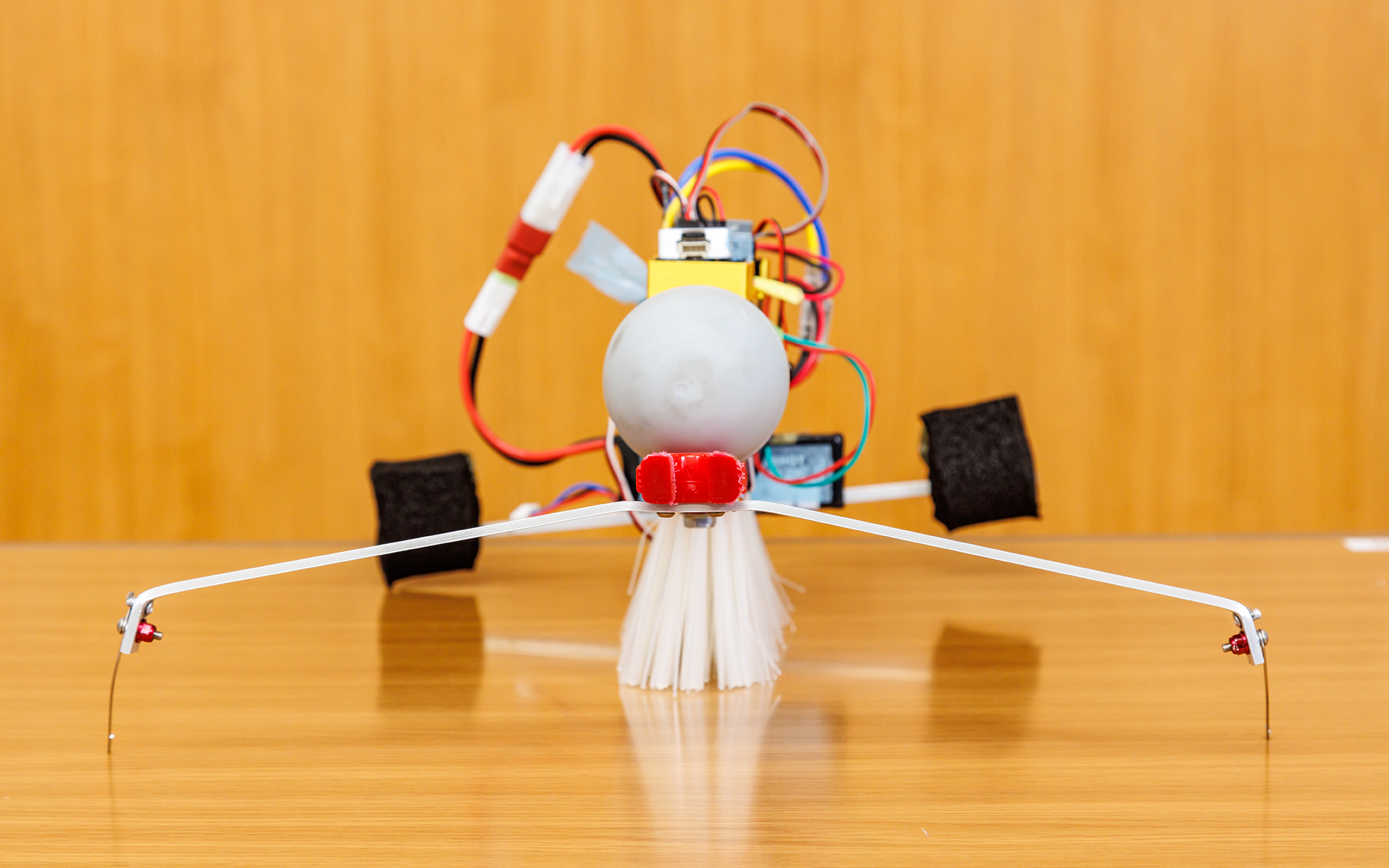 1.5号機をさまざまな角度から。電動マッサージ器の振動をブラシに伝え、ブラシのたわみを推進力にして前進。後方についているストックを動かして方向を変えるのだが、撮影時はストックが左にかたむいてしまっていた。制作費の総額は2万5532円