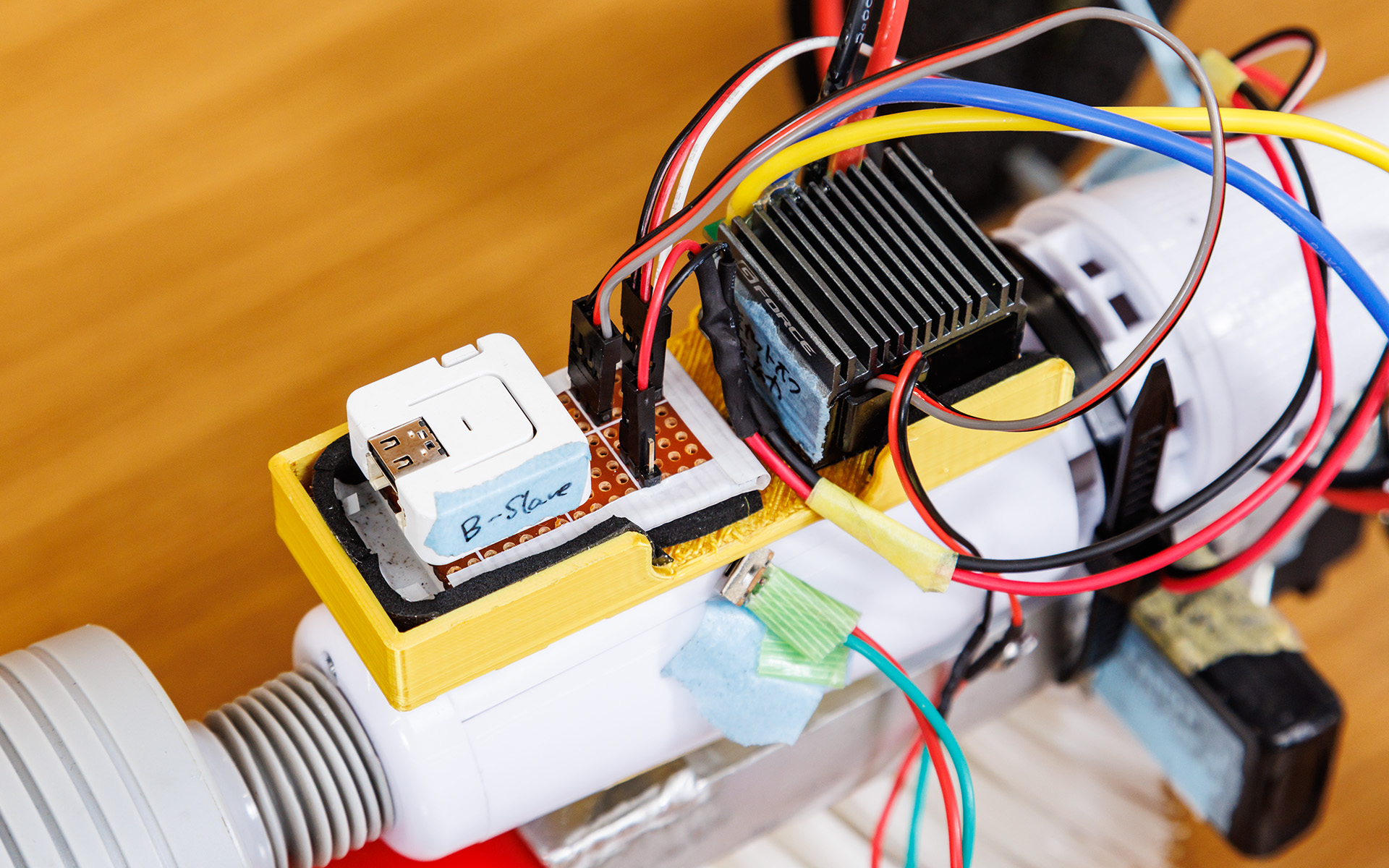 1.5号機をさまざまな角度から。電動マッサージ器の振動をブラシに伝え、ブラシのたわみを推進力にして前進。後方についているストックを動かして方向を変えるのだが、撮影時はストックが左にかたむいてしまっていた。制作費の総額は2万5532円