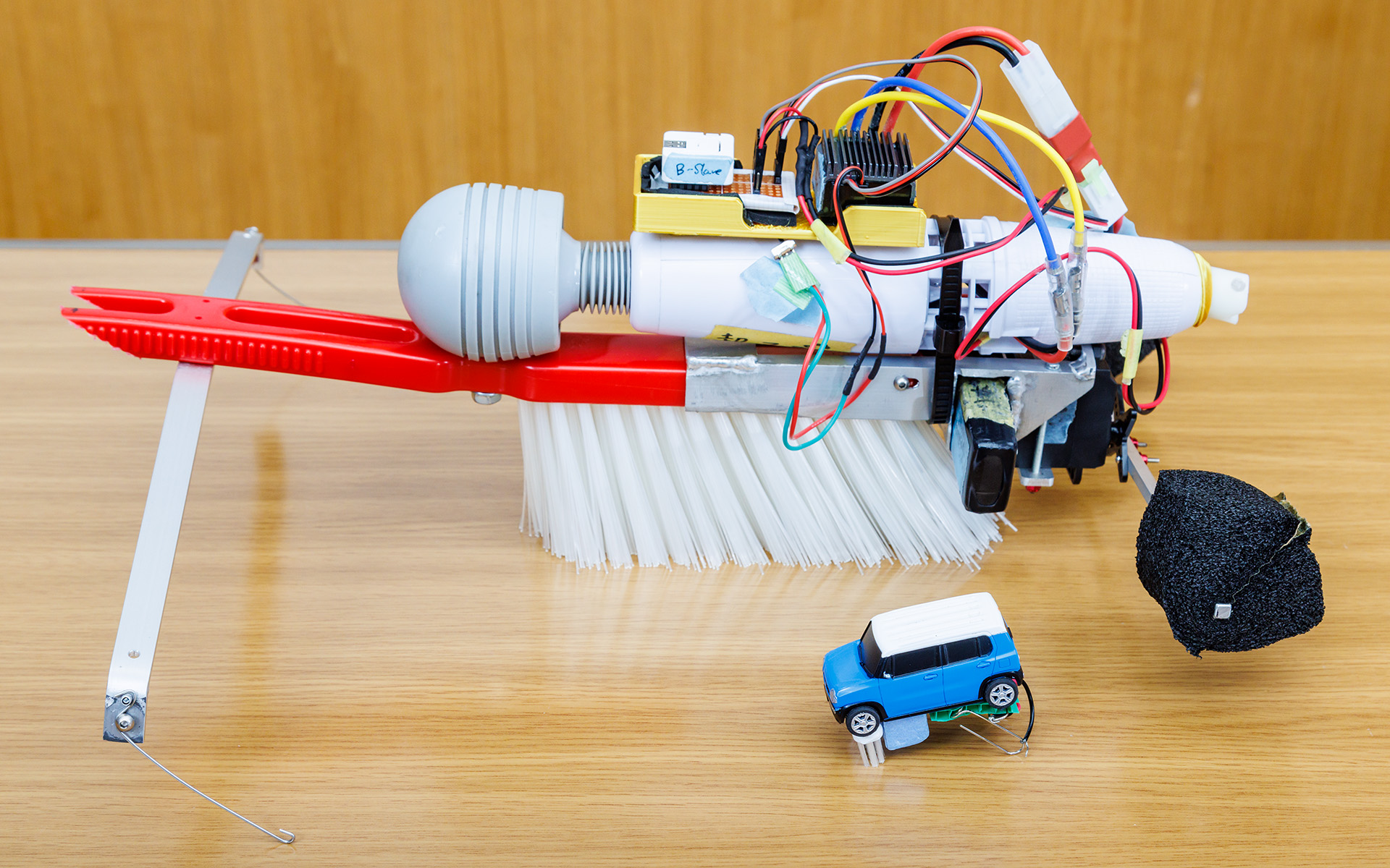 1.5号機と、その元のアイデアとして作られたミニカーの魔改造マシン。ミニカーはなんとなく見覚えのあるフォルム