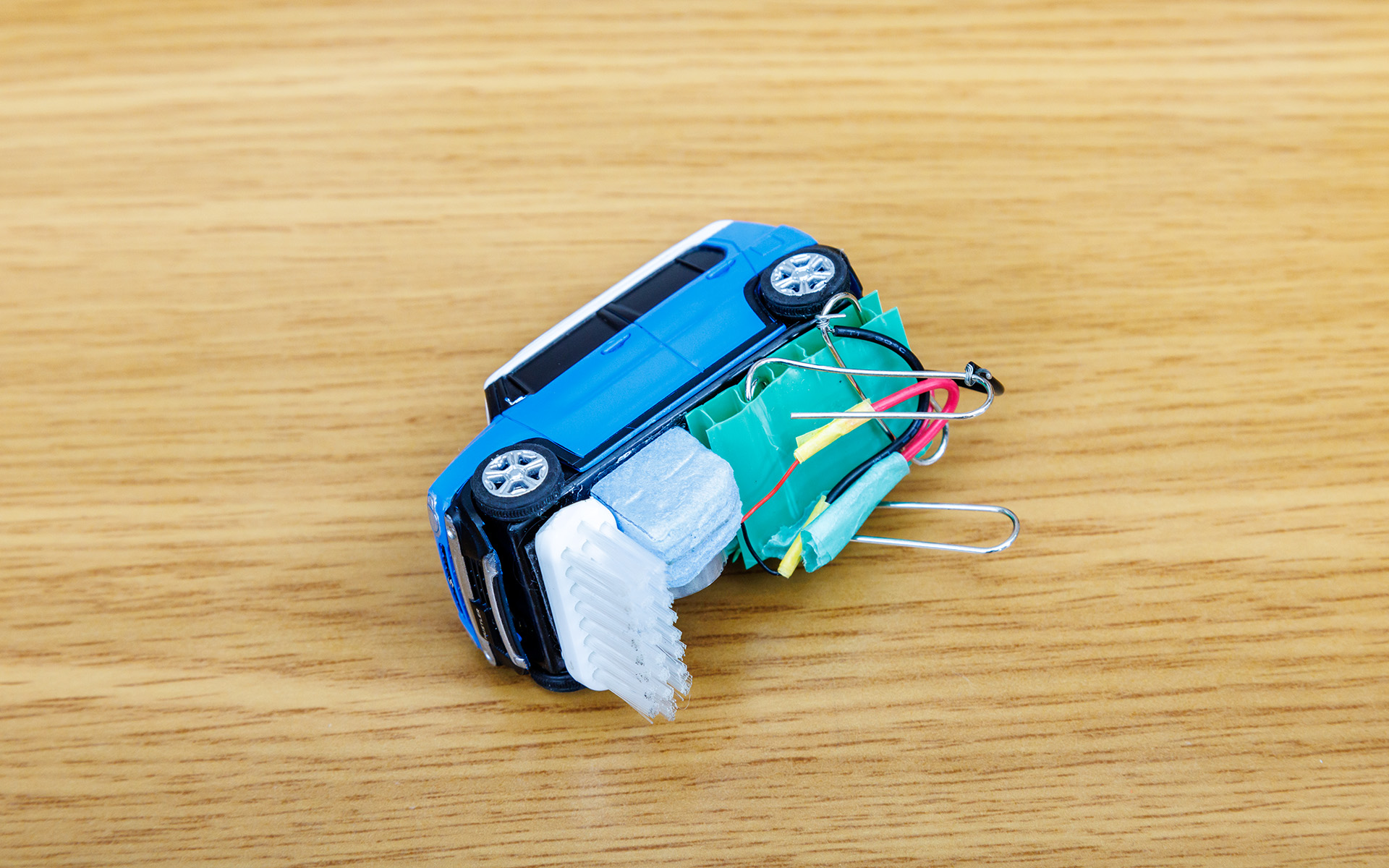 ミニカーのフロア部分には歯ブラシとモーター、バッテリ、足となるクリップが貼り付けられていた