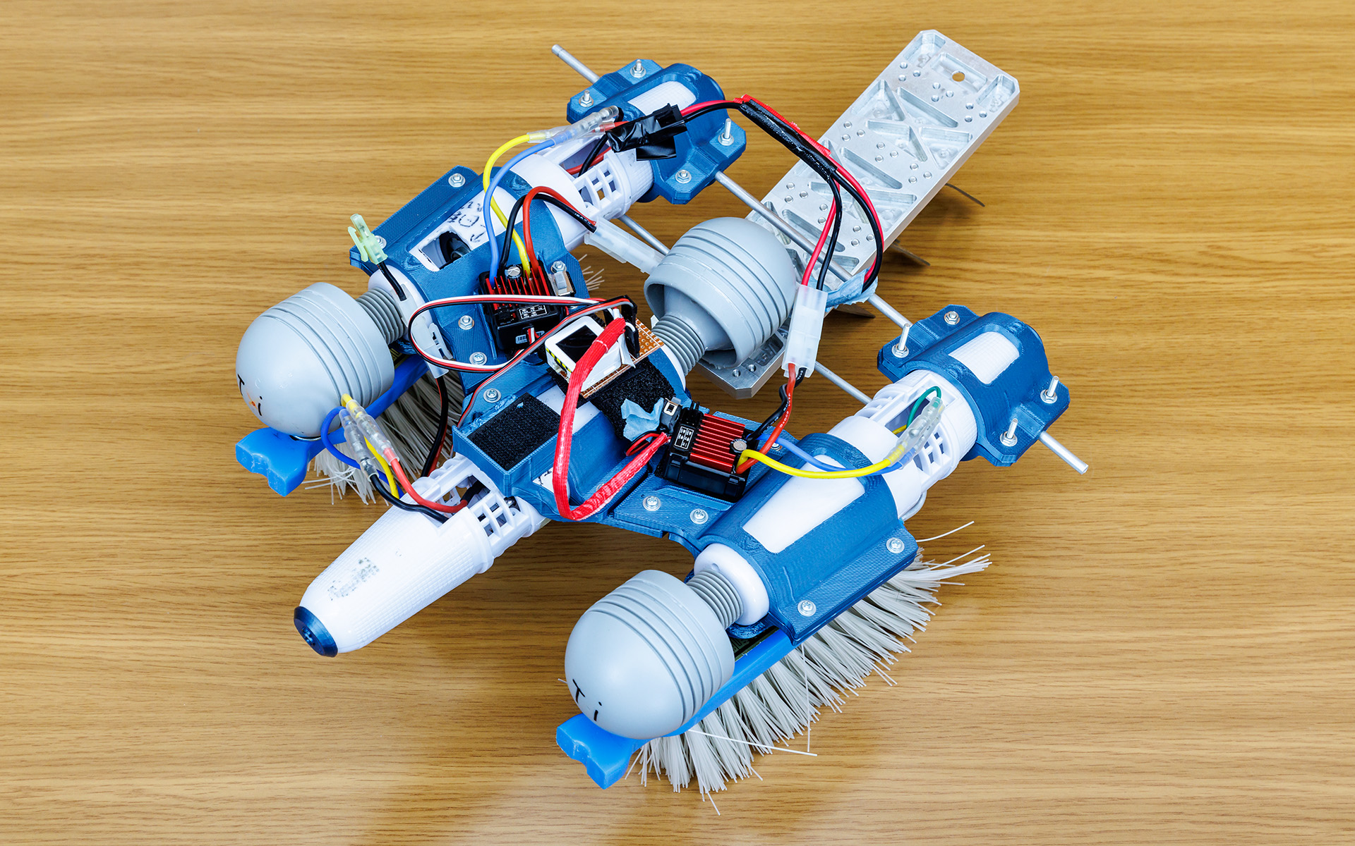 メンバーの理想が詰め込まれた3号機。電動マッサージ器は3本使われている