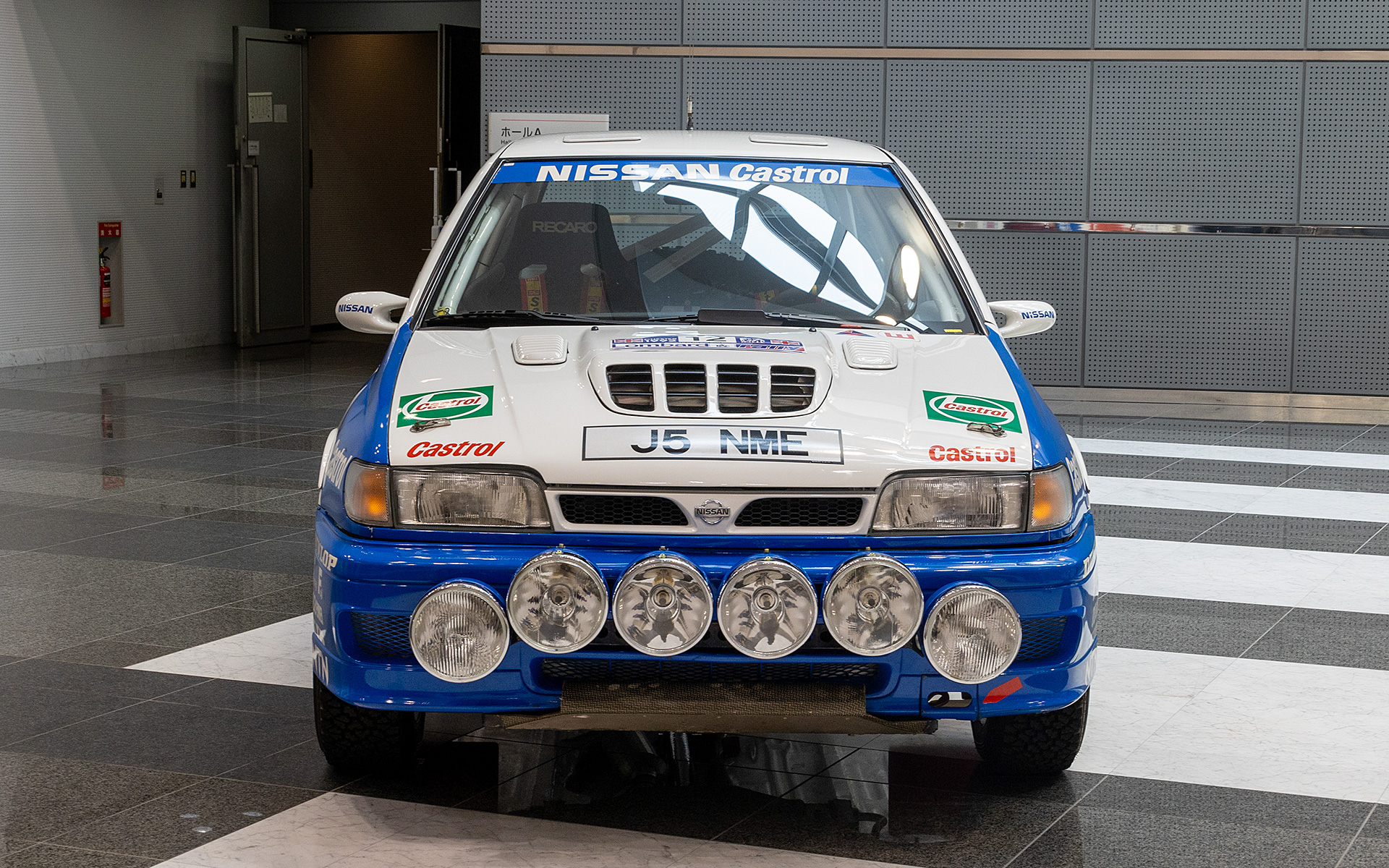 ラリー車らしい補助灯が並ぶフロントまわり