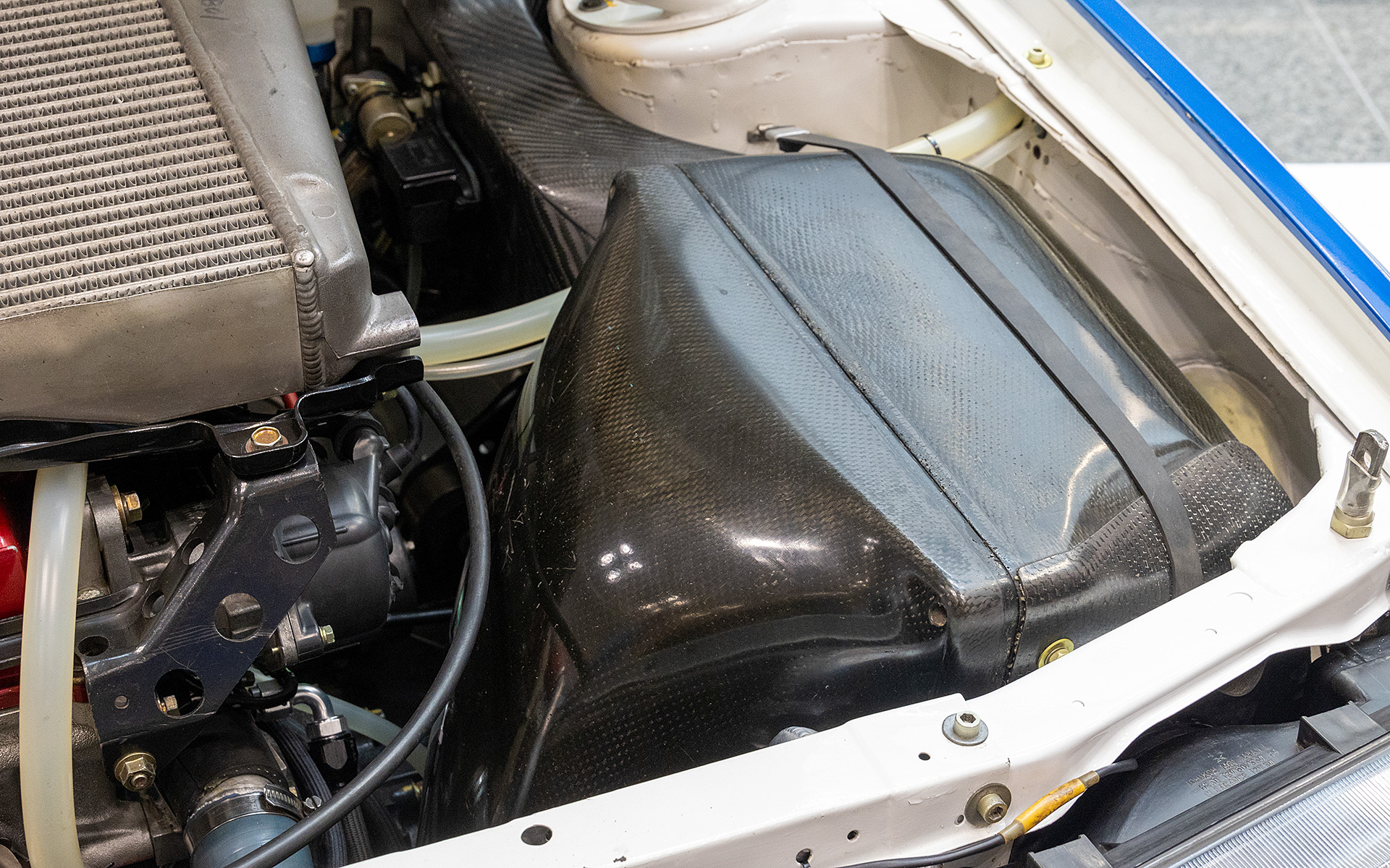 カーボン製のエアクリーナーボックス。エアフロが外されている。エンジン制御はスロットル開度+エンジン回転数を基本に圧力補正が入っている