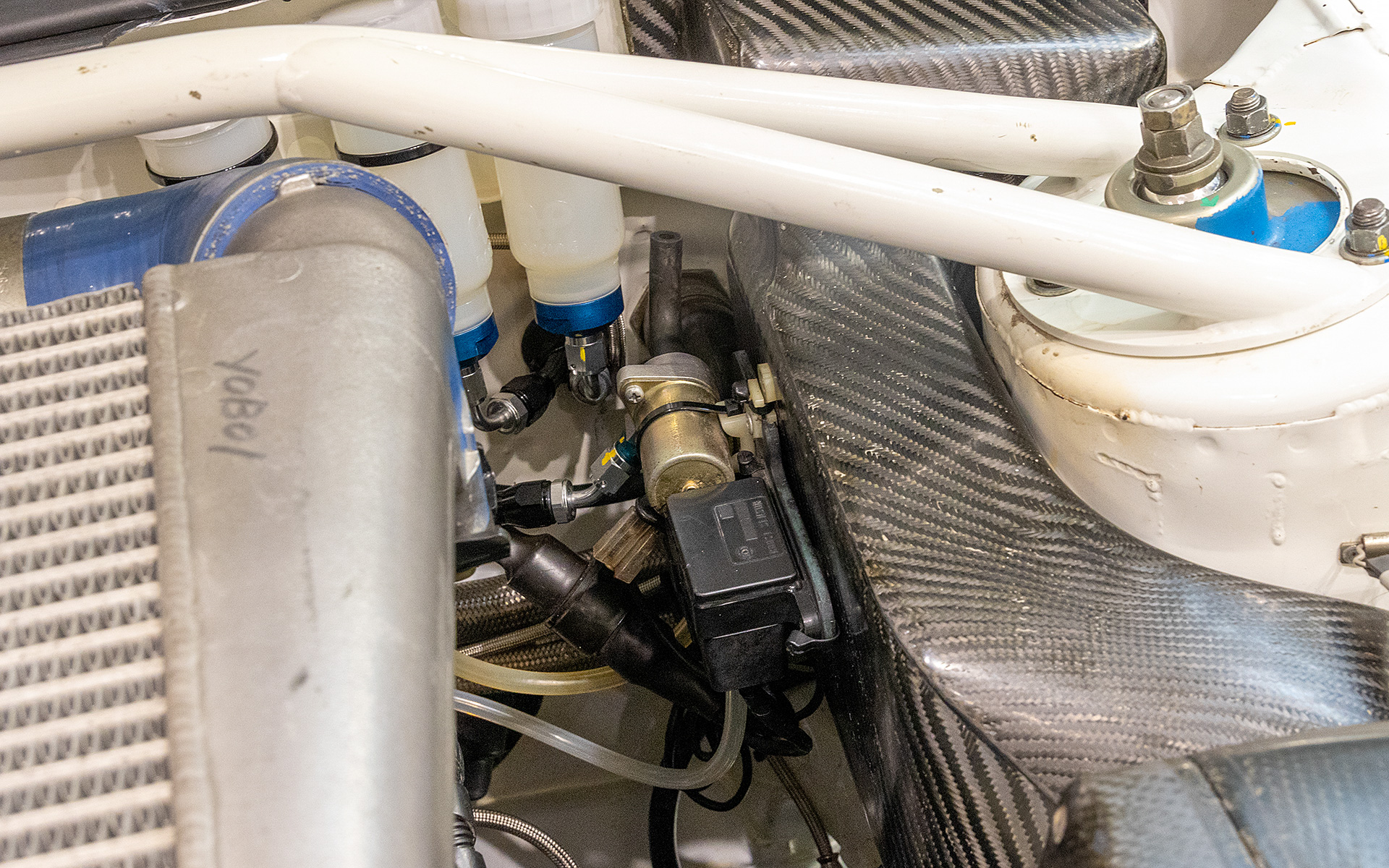 吸入空気の取り入れは車体前面ではなくエンジンフードとフロントガラスの間から取っている。ダクトからボックスへの通路部分に圧力センサーが付いていた