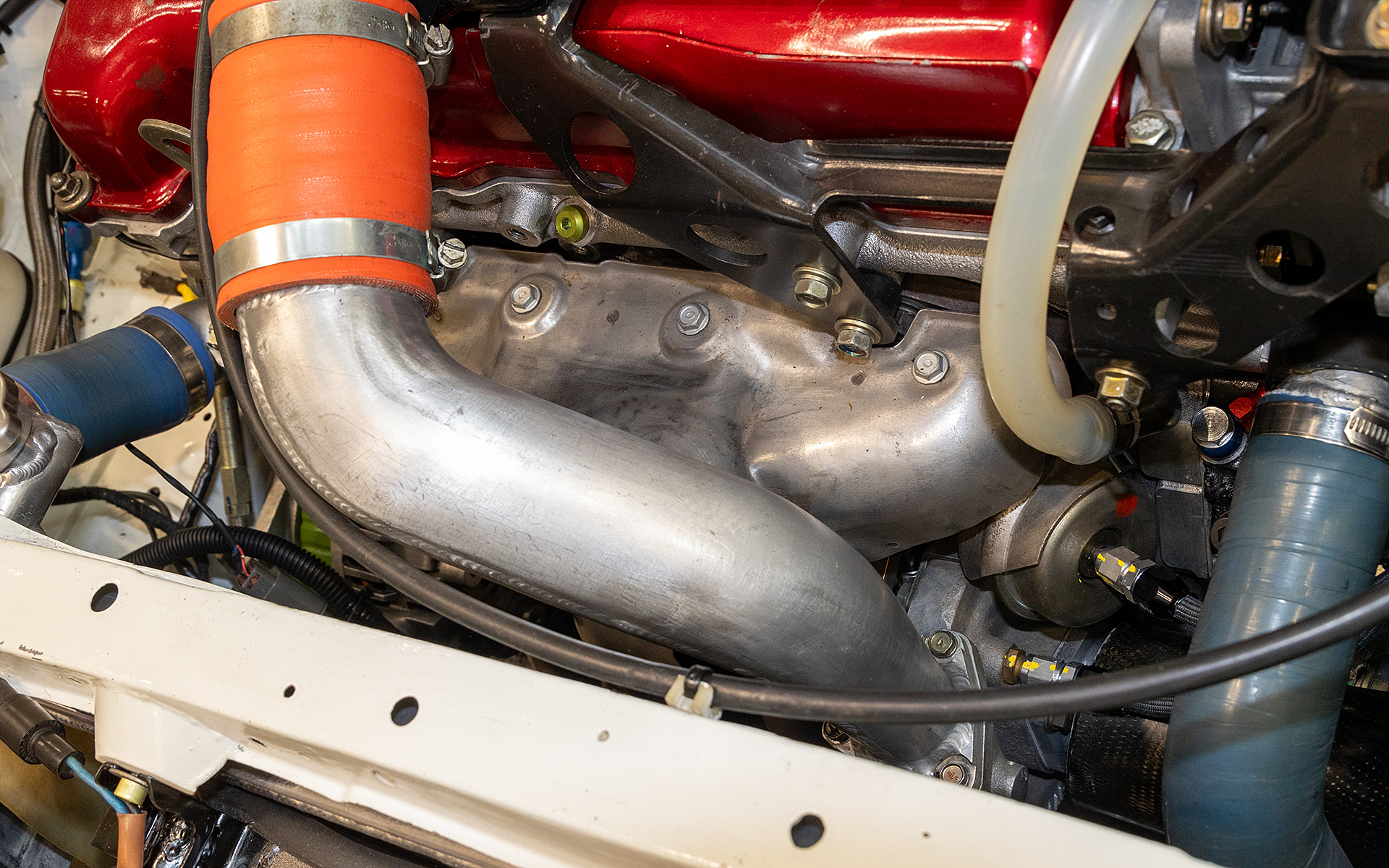 タービンを大型に変更。タービンからインタークーラーへのパイプもワンオフもの