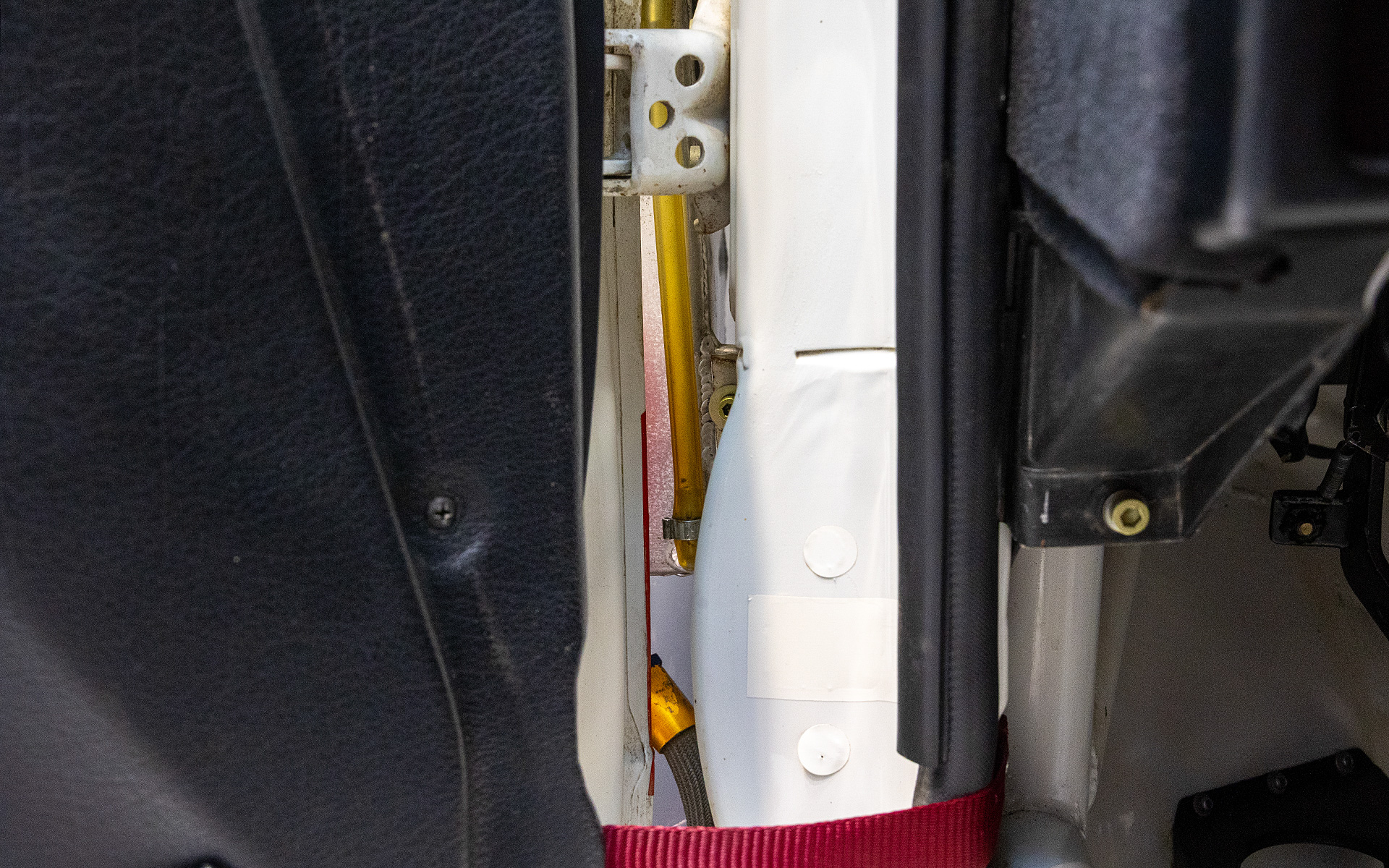 エンジンのブローバイタンクはフェンダー内に仕込まれていた。エンジンルーム内にスペースがなかったためとの推測。タンクがある下面にはタンクに溜まったオイルを抜くための配管がある