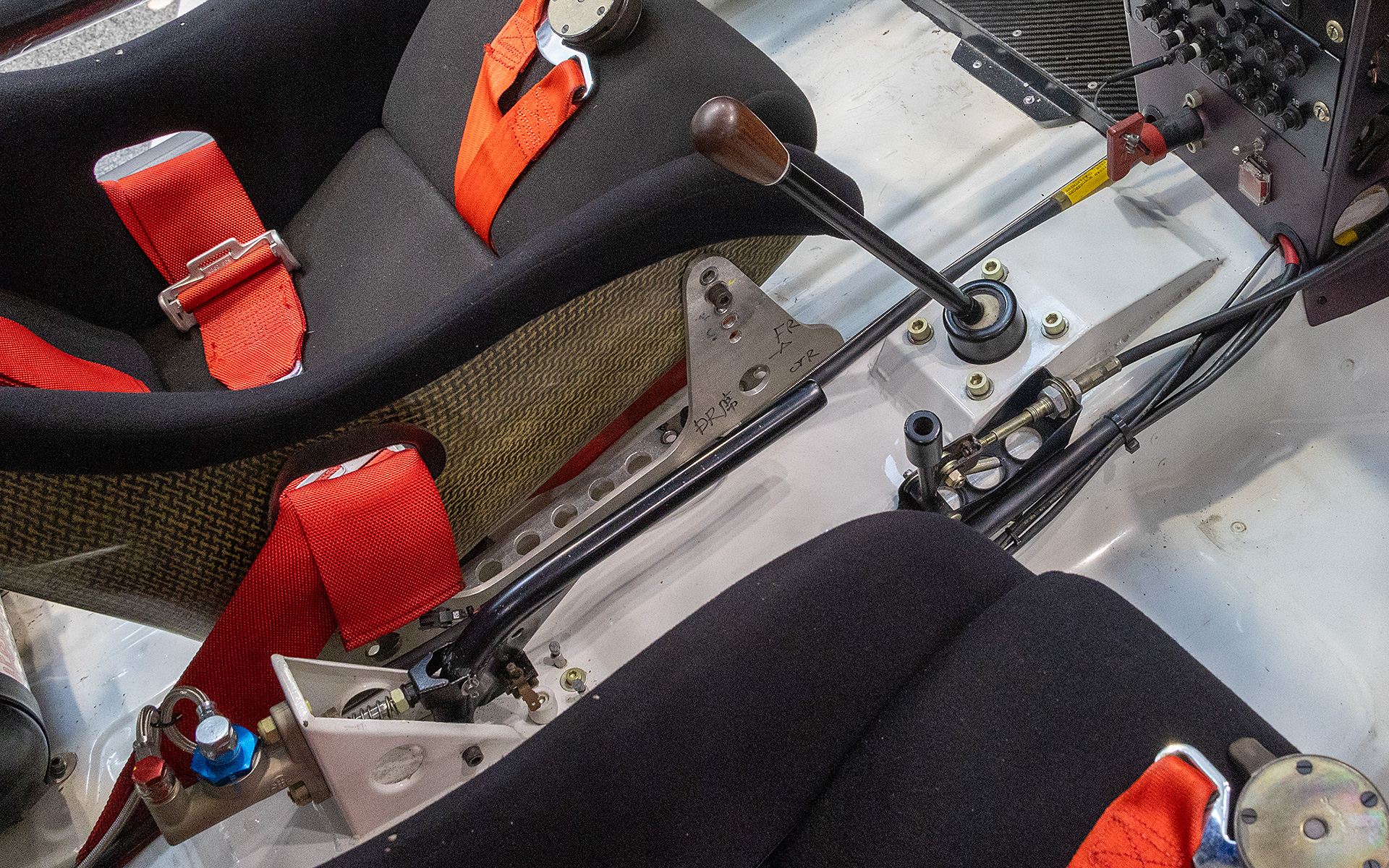 ミッションは6速のドグクラッチ。シフトパターンはノーマルと同じHパターン。リバースギヤは別系統のワイヤーで操作する。リバースギヤ用のレバーはシフトレバーの横にある