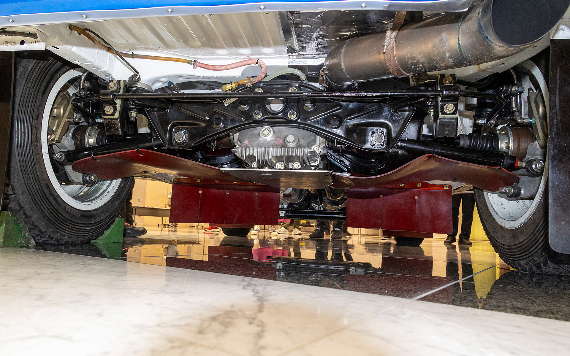 リアデフは湿式多板クラッチ入りの機械式。左右のトルクを電子制御で室内から調整できるシステムとなっている。デフケースも変更。デフオイルの容量も多く放熱フィン付きになっている