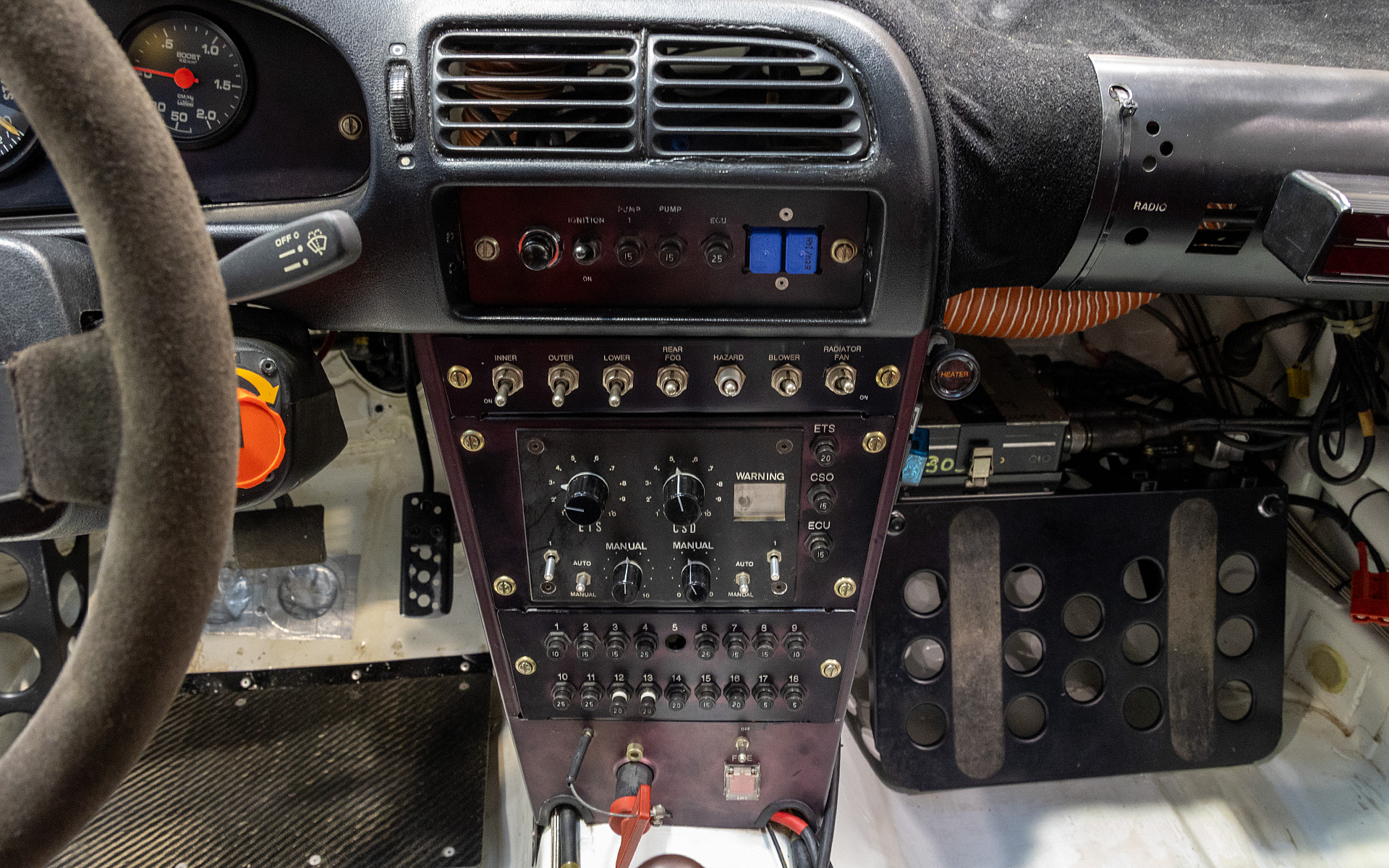 センターコンソールにETSやLSDの調整ノブが付いている