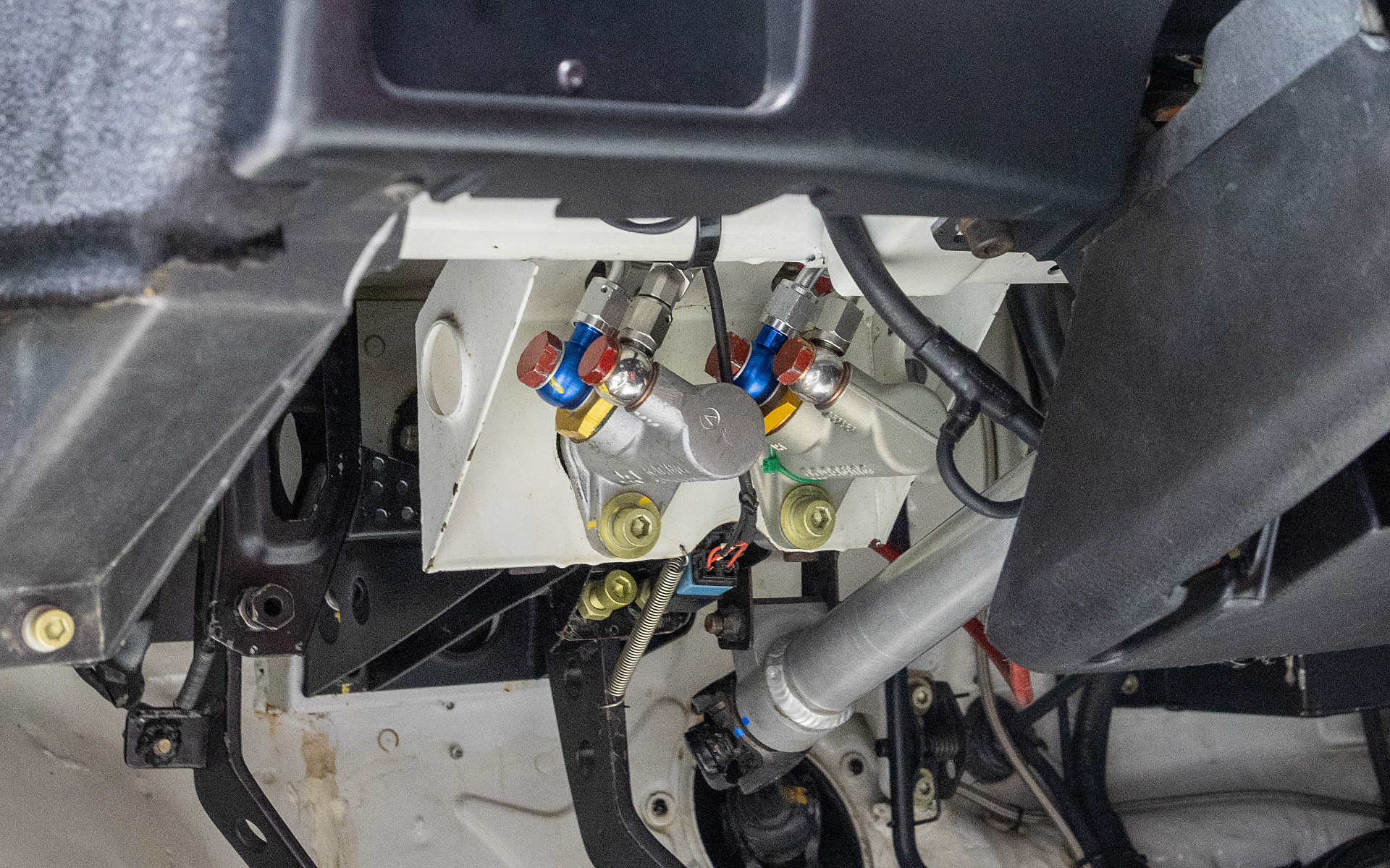 ブレーキのマスターシリンダーはフロント、リア用それぞれで付いている