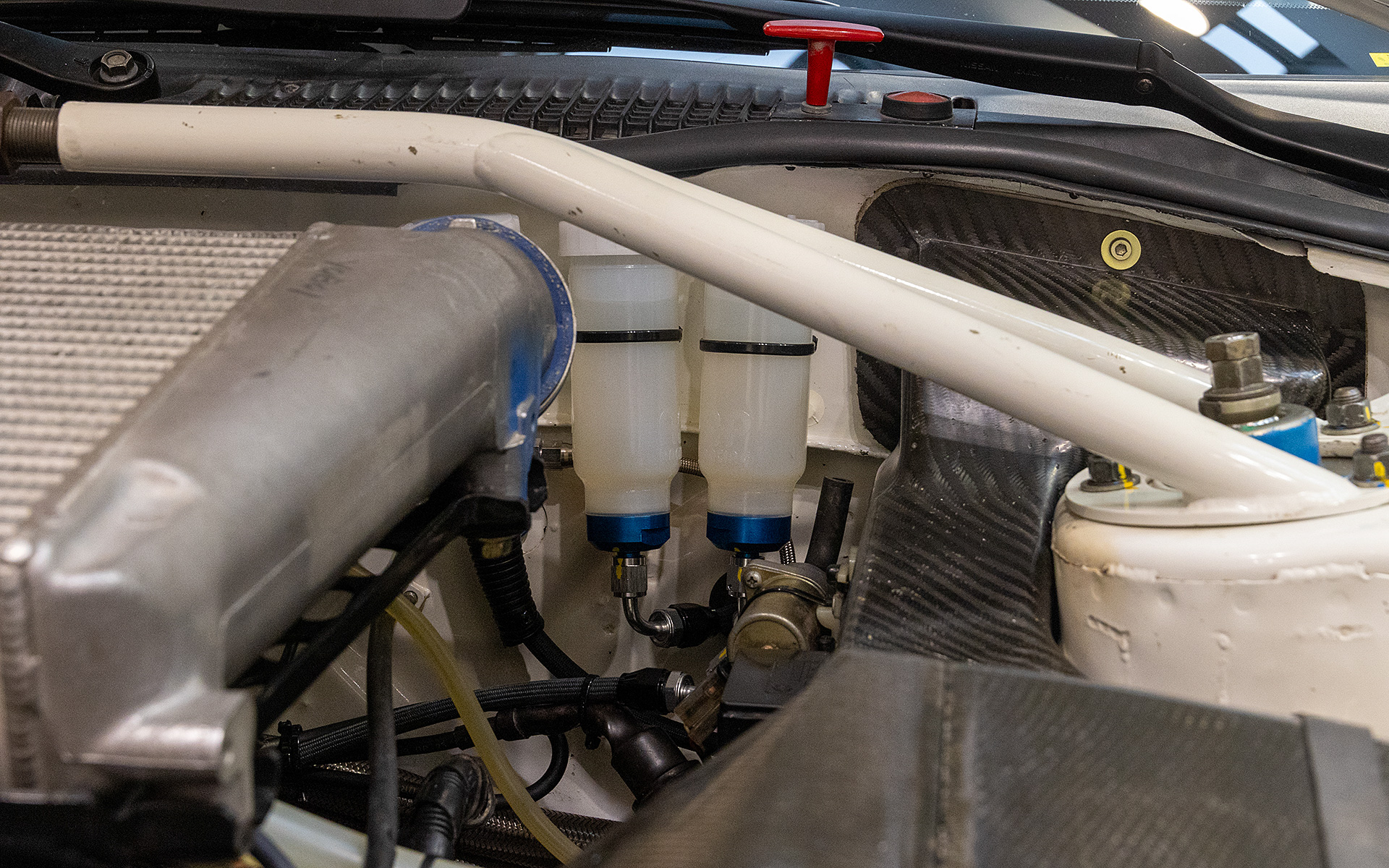 フルードのタンクはエンジンルーム側にある