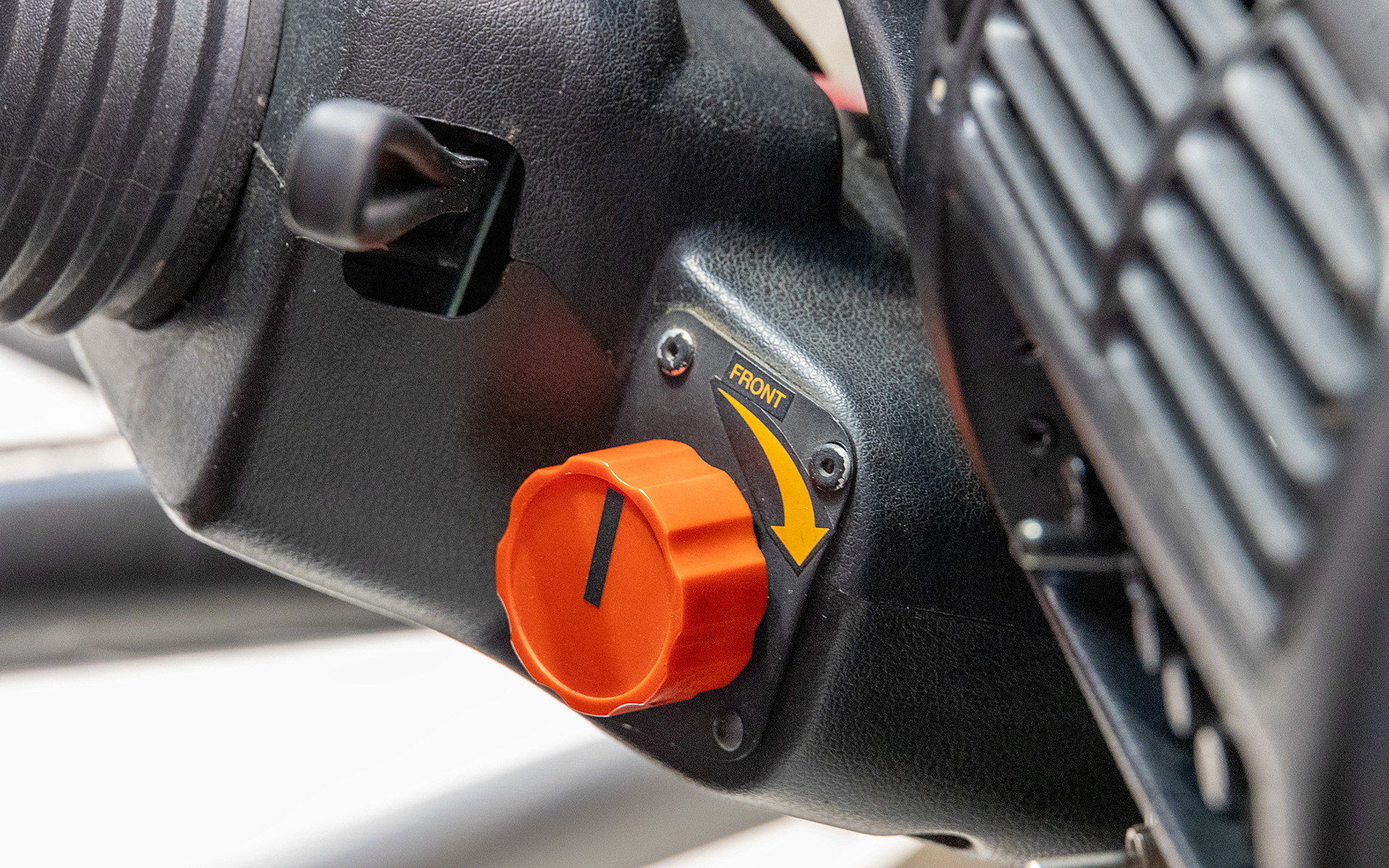 キーシリンダーのある場所にブレーキの前後バランスを調整するダイヤルが付いている